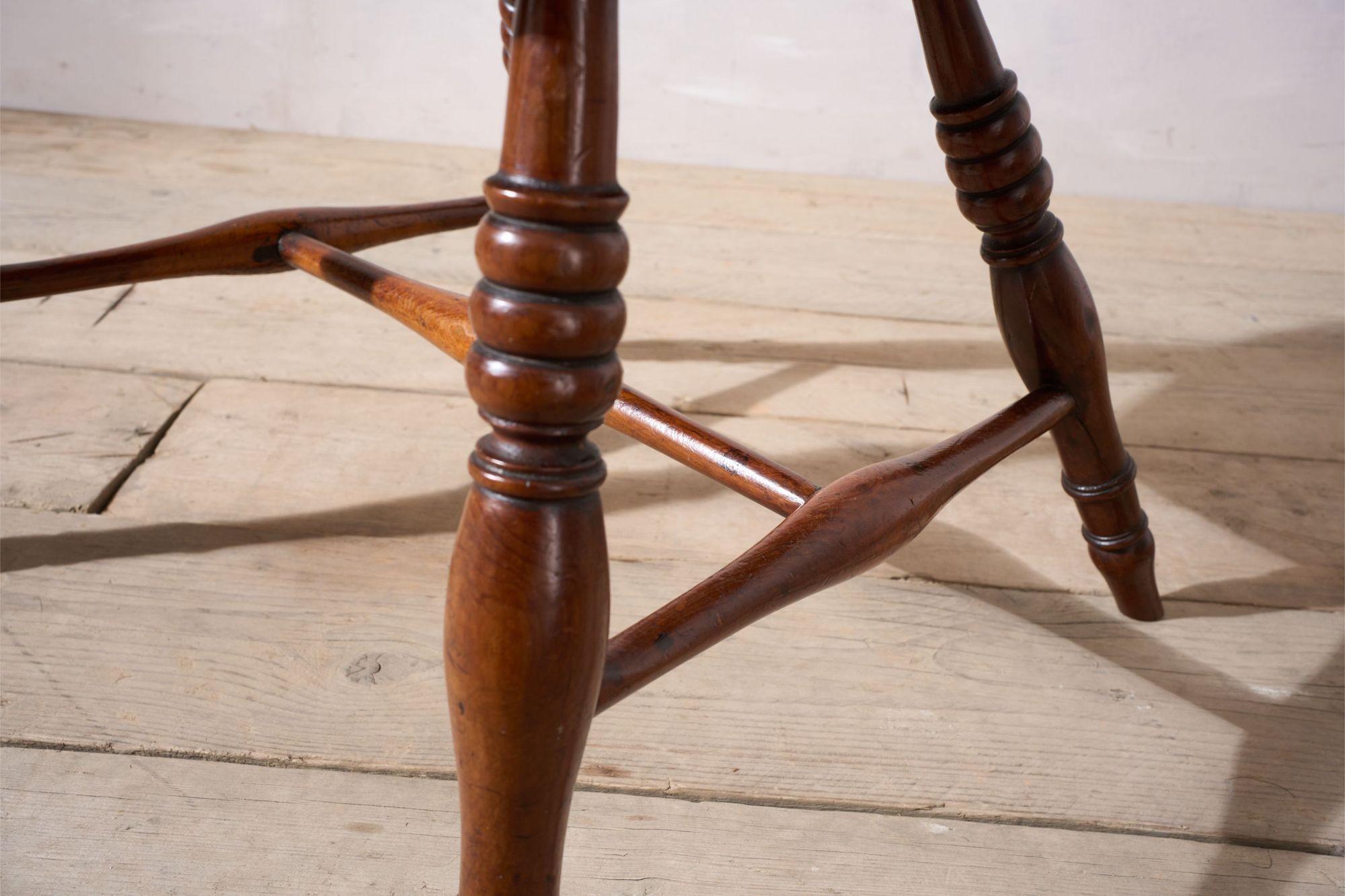Rare chaise Windsor à dossier bas en frêne et orme datant de C.I.C. en vente 4