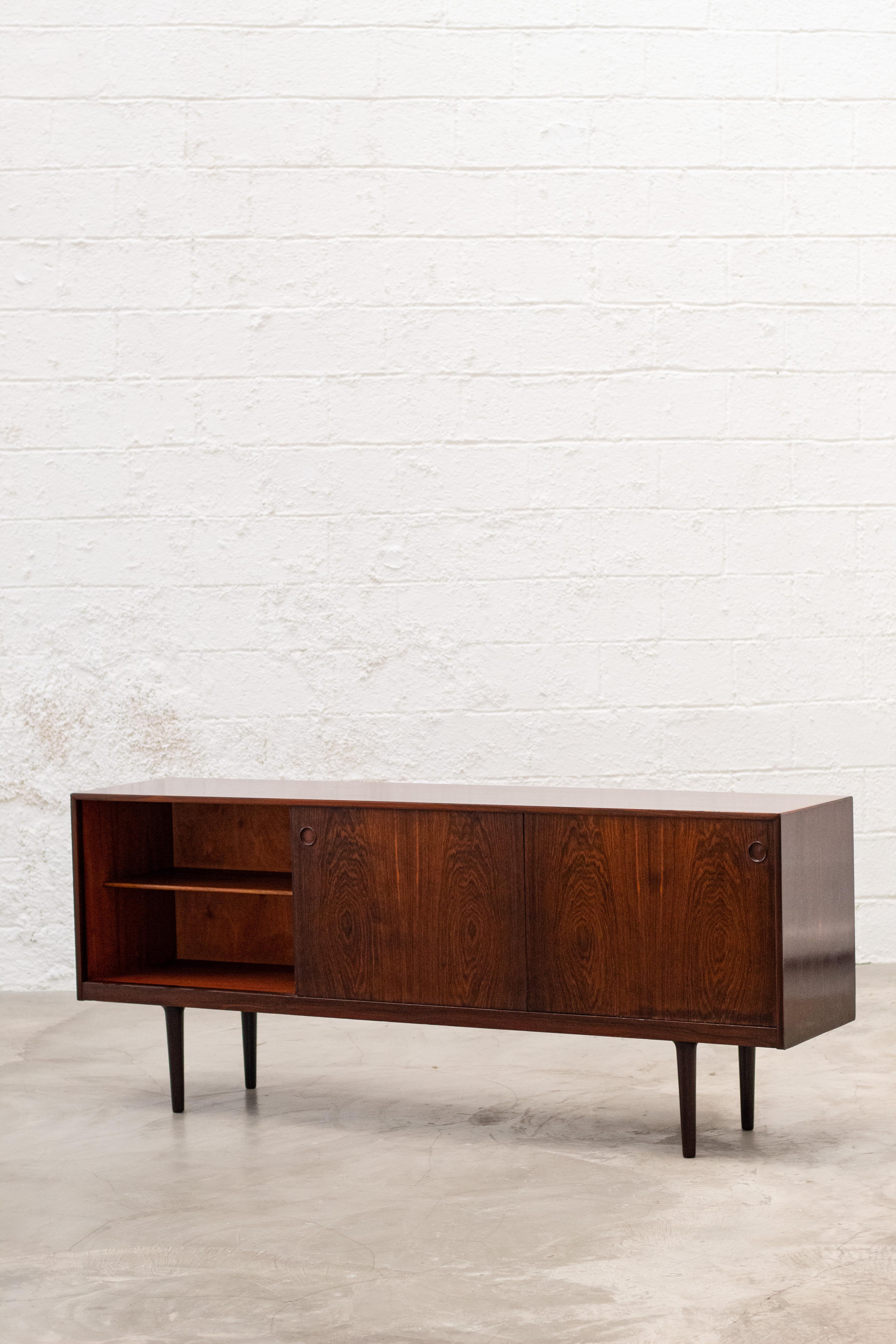 Questa rara credenza C3, disegnata da Alf Aarseth per Gustav Bahus all'inizio degli anni '60, è un eccezionale esempio di artigianato norvegese di metà secolo. Il pezzo appare in un catalogo originale di Gustav Bahus dell'epoca, che ne conferma