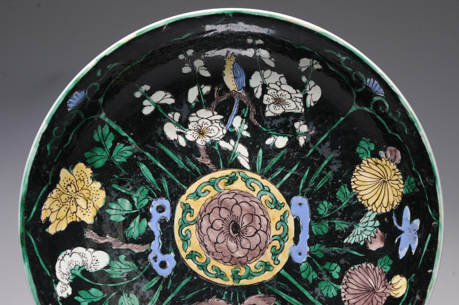 Porcelaine Rare Ca 1700 Early Kangxi Chinese Porcelain Black-Ground Dish Birds Flower en vente