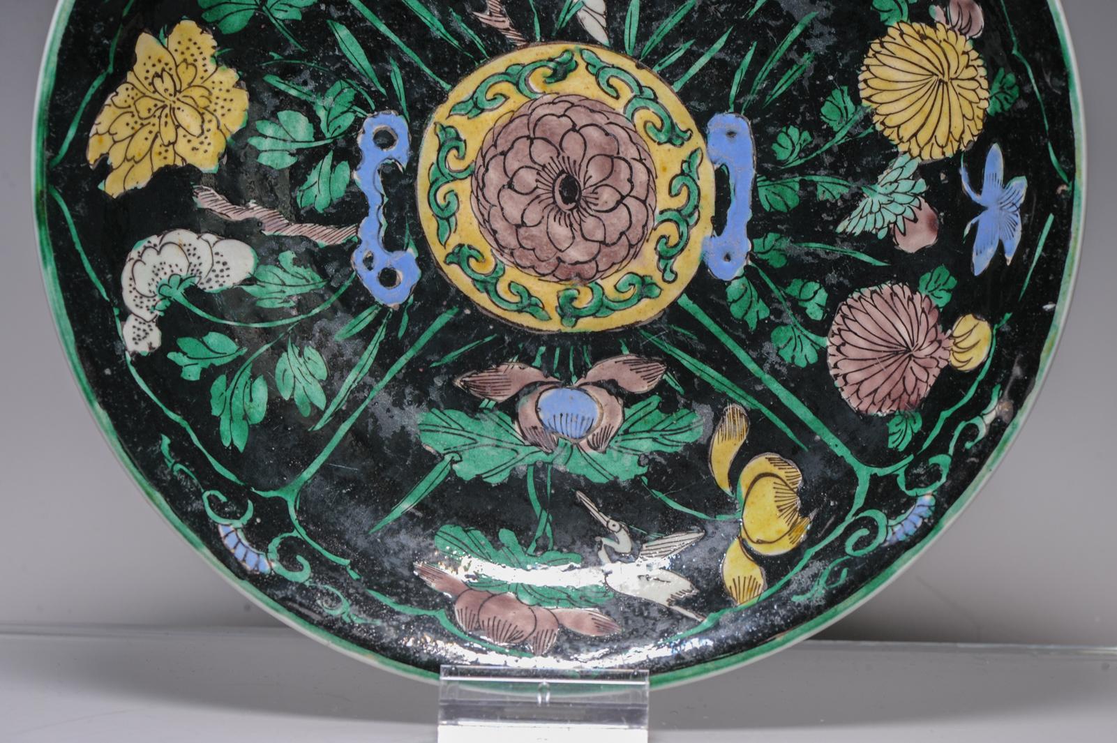 Rare Ca 1700 Early Kangxi Chinese Porcelain Black-Ground Dish Birds Flower en vente 1