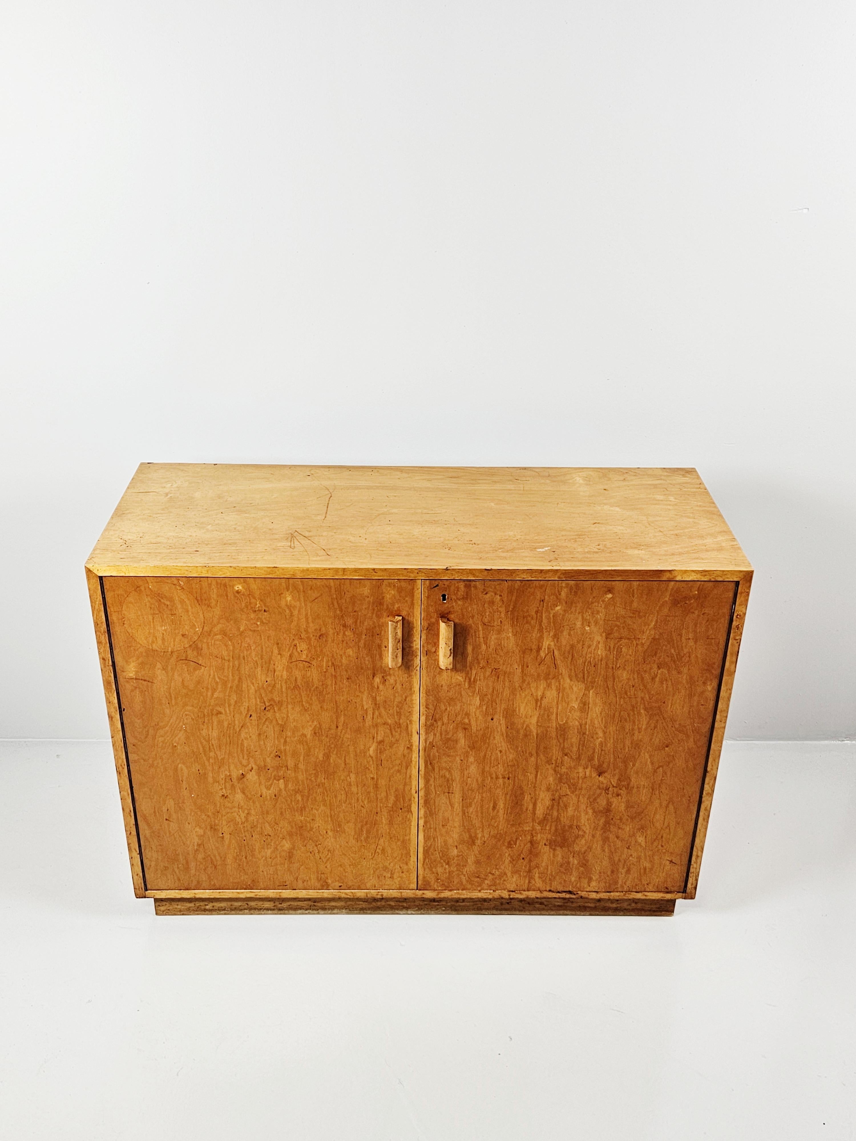 Rare cabinet '808' by Alvar Aalto for AB Artek in Hedemora, Sweden, 1940s In Fair Condition For Sale In Eskilstuna, SE