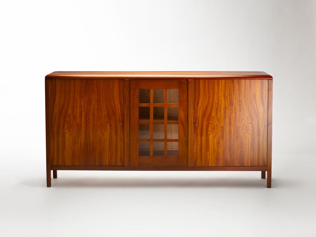 Exotic wood and courbanil veneer.
Very minimalist design for this beautifull modernist piece.

Bibliography:

-Francis Jourdain-un parcours moderne 1876-1958' travelling exhibition catalog between 2000 et 2001, same model p.75.
-Francis Jourdain