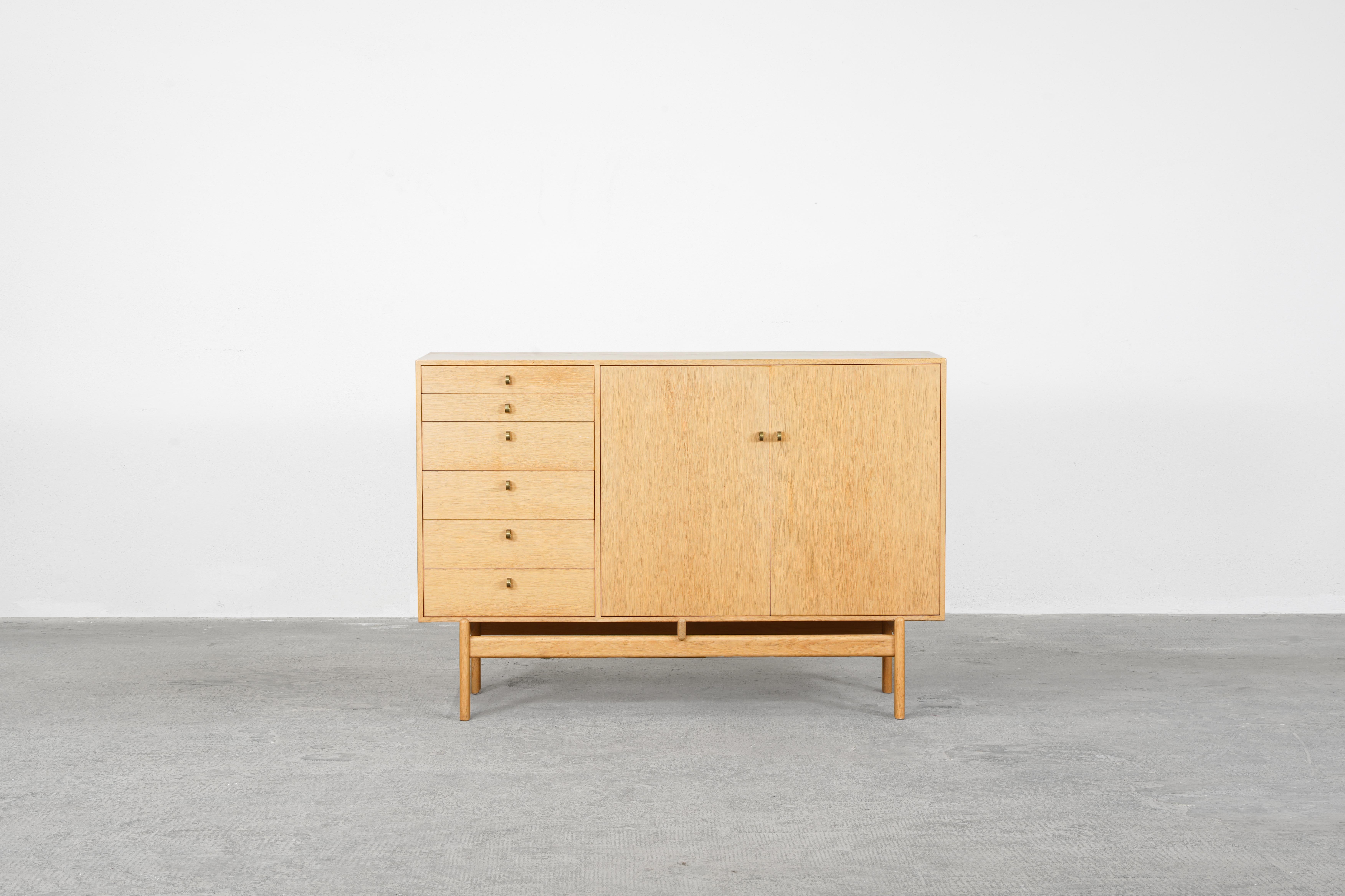 Beautiful cabinet with drawers designed by Tove and Edvard Kindt-Larsen and produced by Seffle Möbelfabrik, Denmark in 1961.
The cabinet is in excellent original condition without any repairs or damages. It is made out of oak and brass elements and