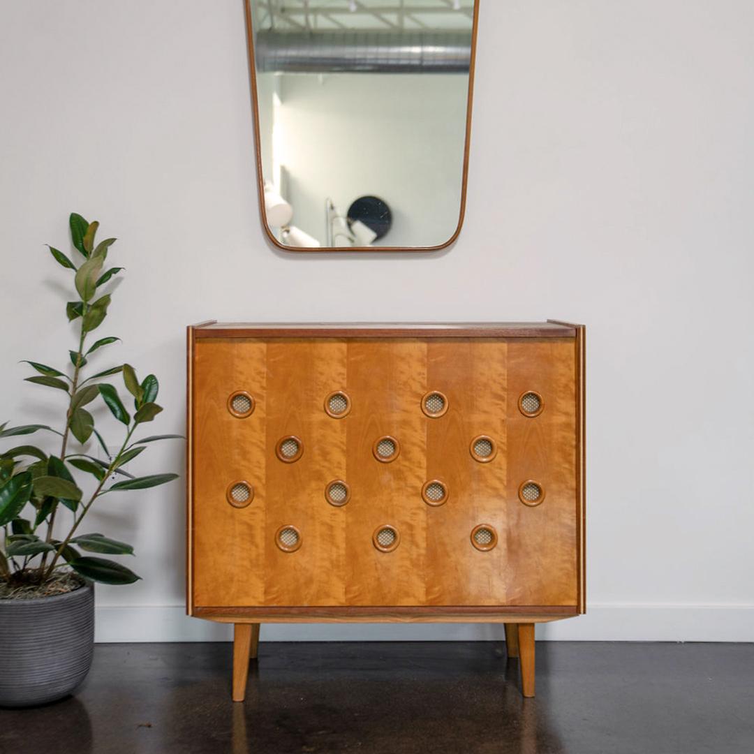 Armoire du milieu du siècle n° U-450 conçue par Jiří Jiroutek en frêne, bouleau, tissu et acier. L'armoire est dotée d'un couvercle rabattable qui dissimule un espace de rangement et d'un système d'aération sur la face inférieure.

Le meuble
