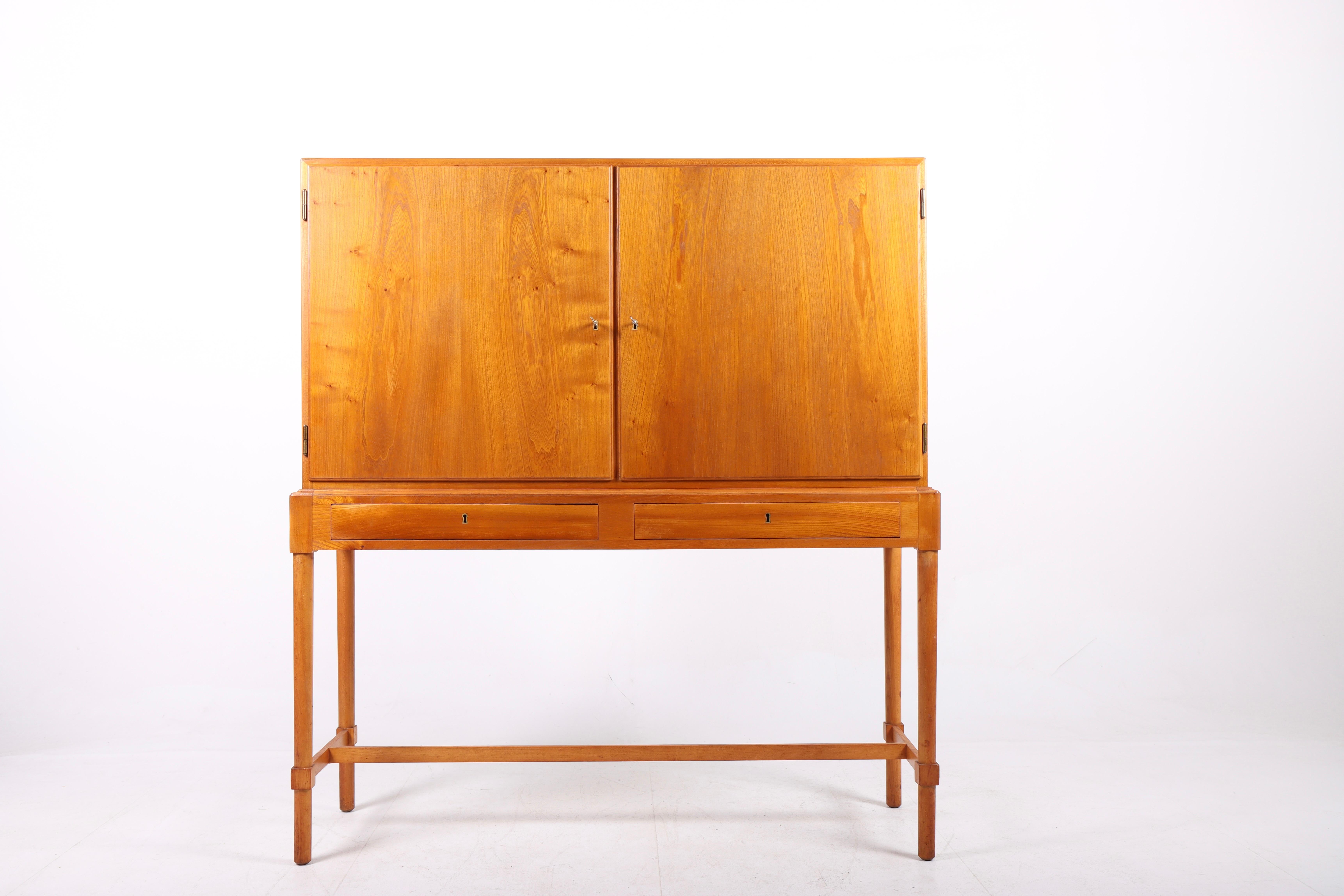 Cabinet in elm wood. Designed by MAA. Børge Mogensen in 1950s, this piece is made by FDB cabinetmakers Denmark. Great original condition.