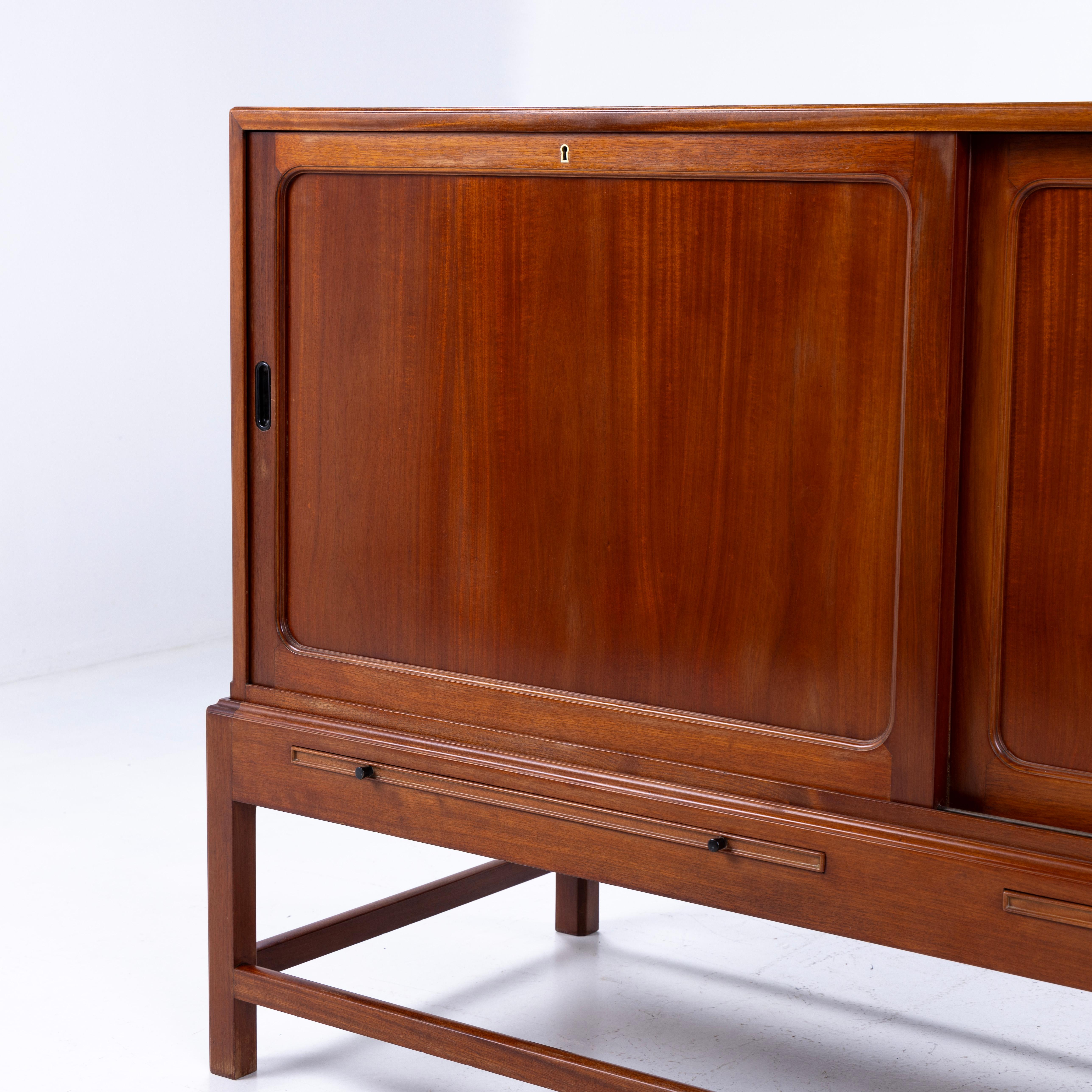 Mid-Century Modern Rare armoire en acajou avec portes coulissantes