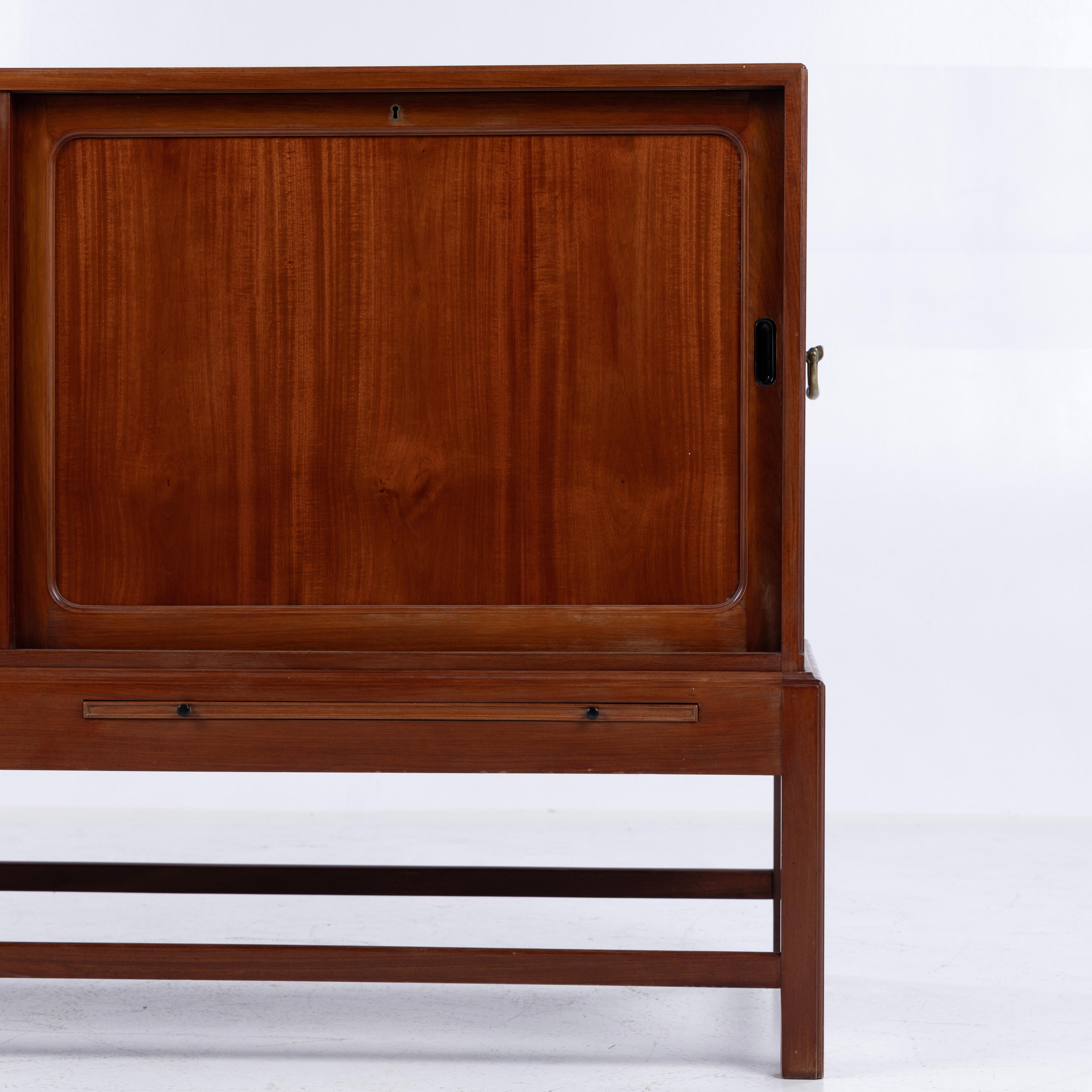 Danois Rare armoire en acajou avec portes coulissantes