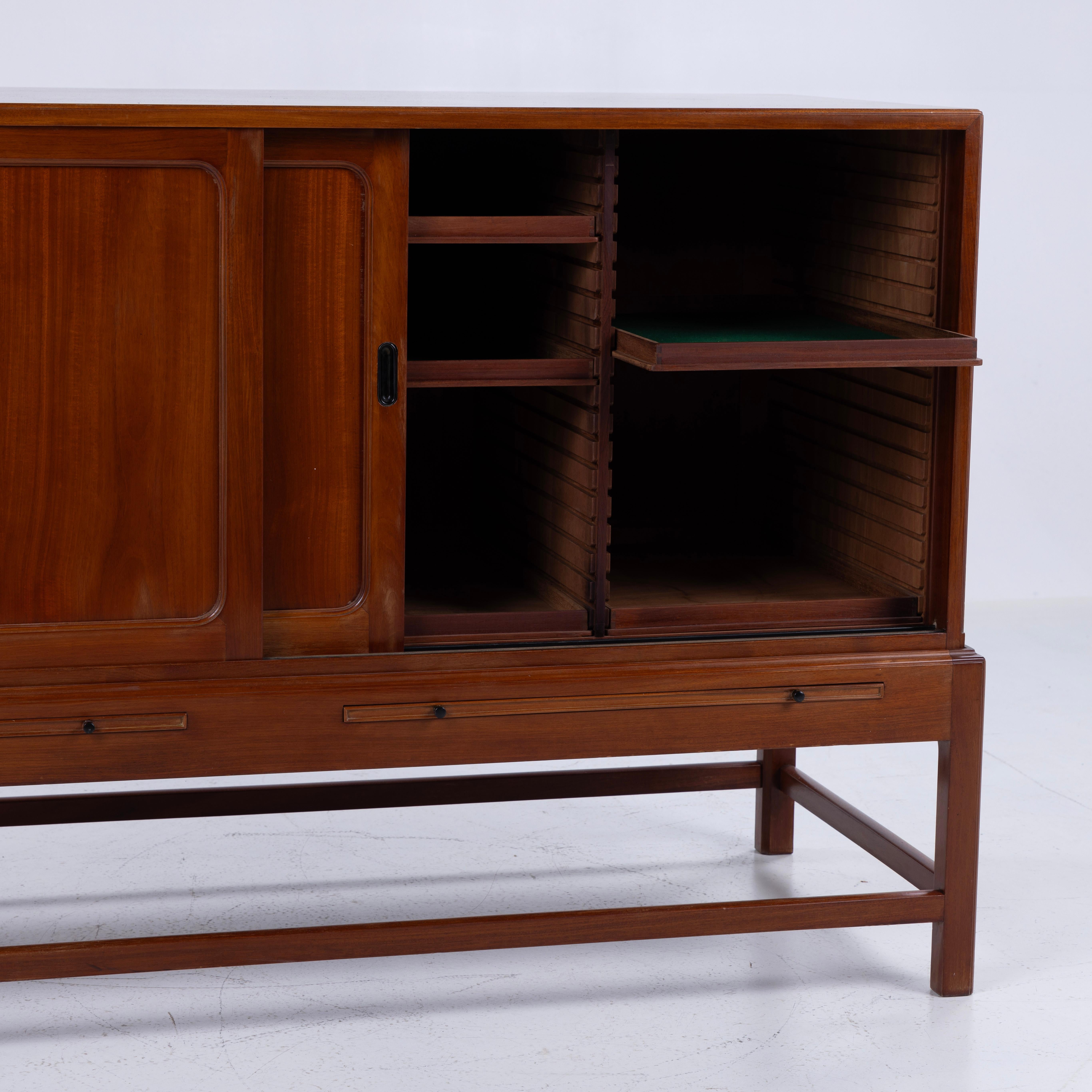 Rare armoire en acajou avec portes coulissantes Bon état à Copenhagen, DK