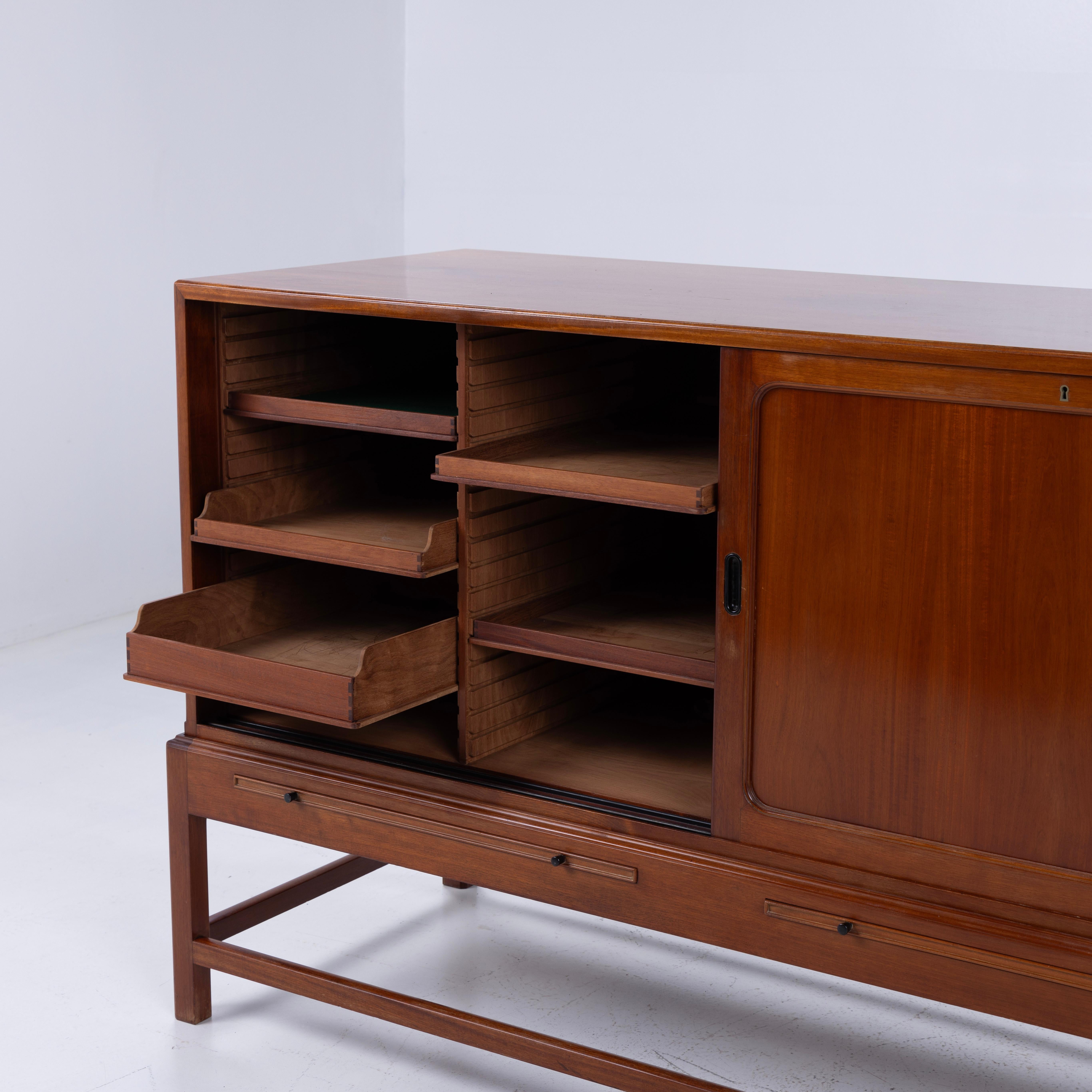 20ième siècle Rare armoire en acajou avec portes coulissantes