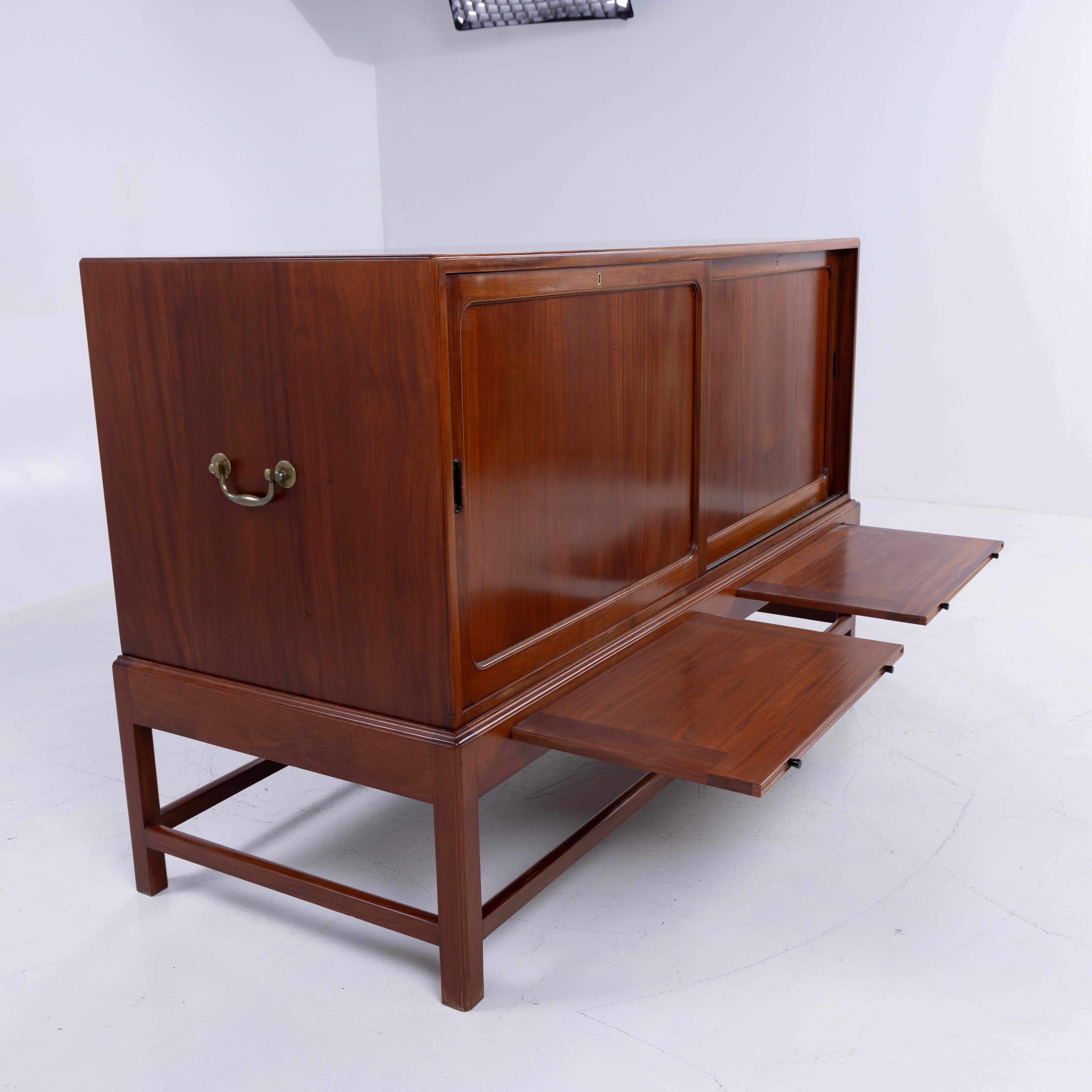 Laiton Rare armoire en acajou avec portes coulissantes