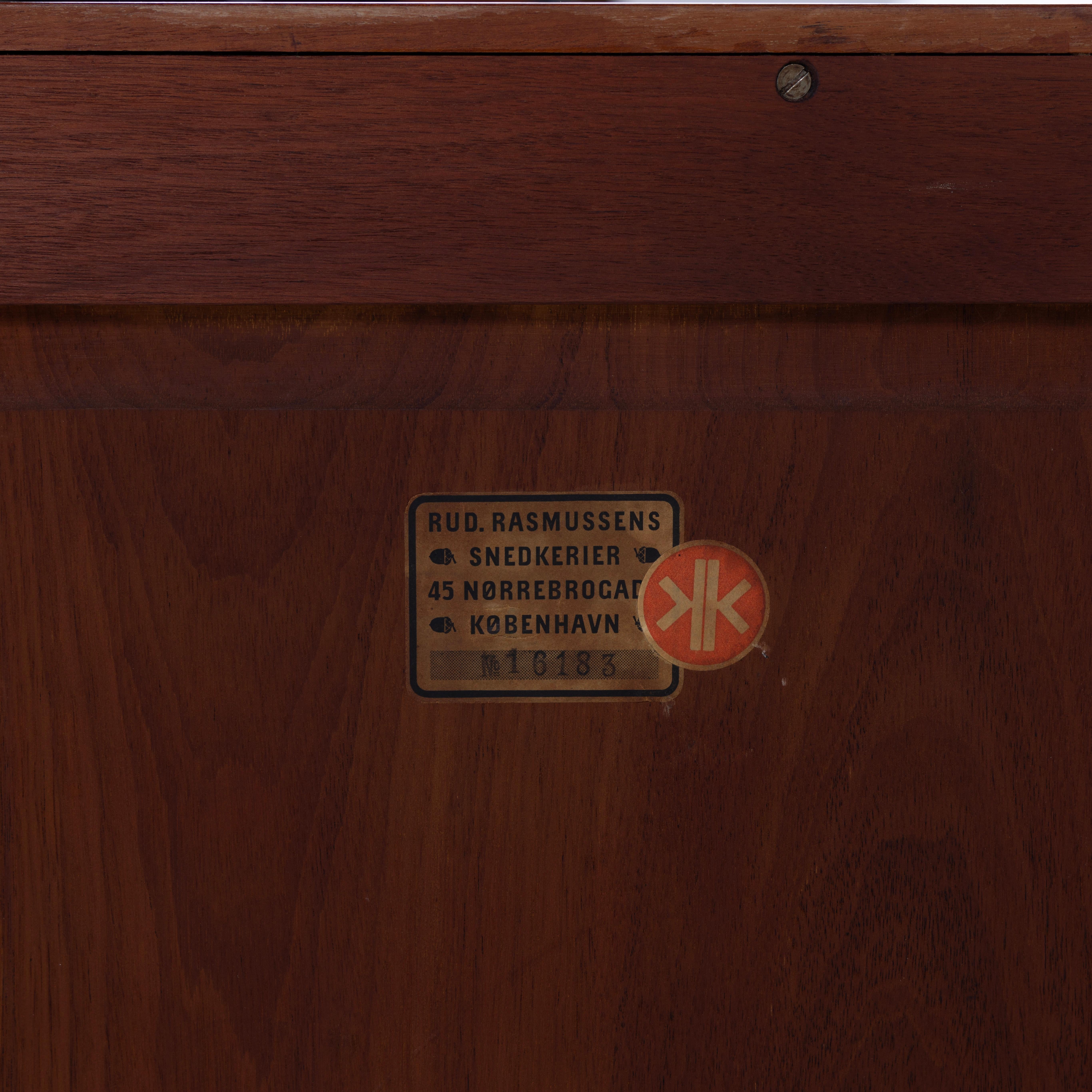 Rare armoire en acajou avec portes coulissantes 1