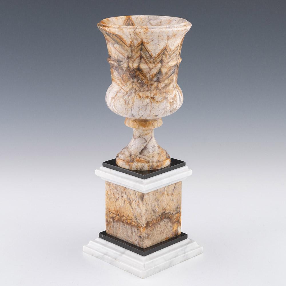 Titolo : Raro vaso Campana in fluorite del Derbyshire - Moderno
Data: 21° secolo
Periodo : Charles III
Segni : Nessuno
Origine : Derbyshire
Colore : Policromo
Caratteristiche : Vaso Campana con base a piedistallo. Formata da fluorite del Derbyshire