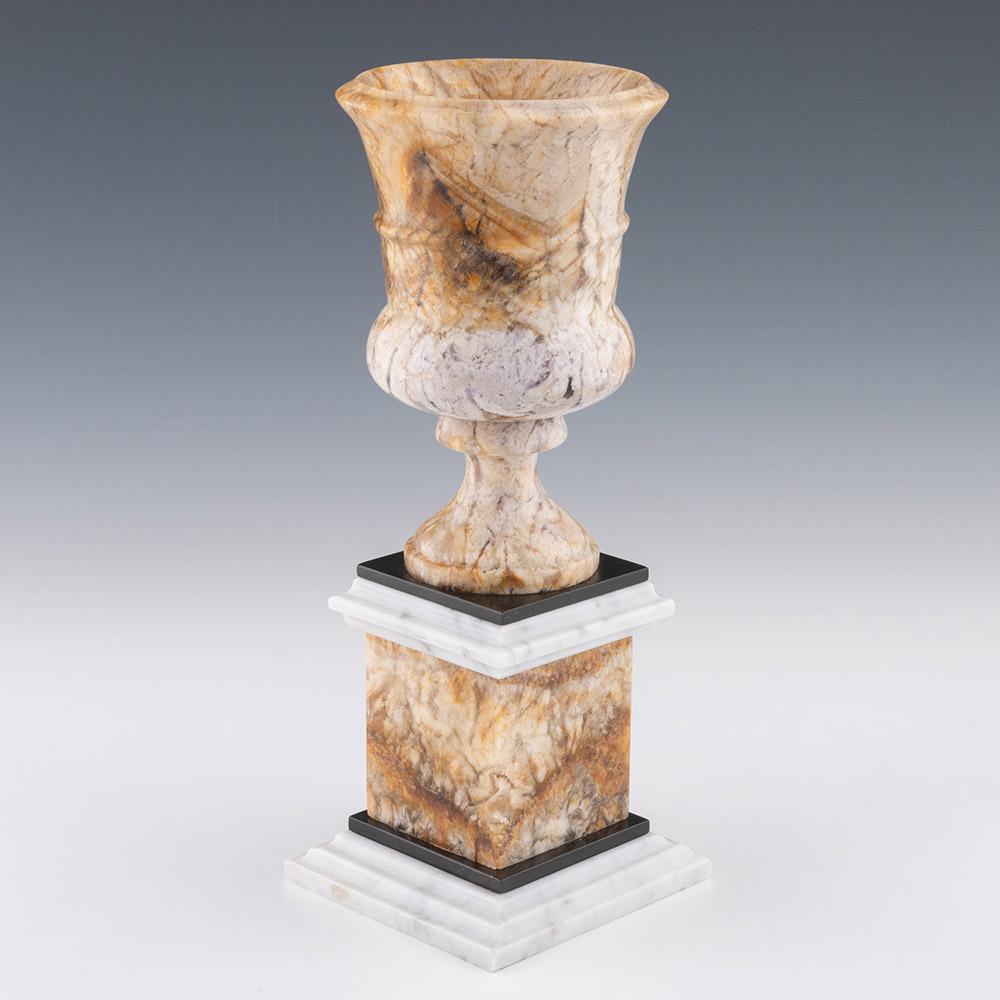 Titolo : Raro vaso Campana in fluorite del Derbyshire - Moderno
Data: 21° secolo
Periodo : Charles III
Segni : Nessuno
Origine : Derbyshire
Colore : Policromo
Caratteristiche : Vaso Campana con base a piedistallo. Formata da fluorite del Derbyshire