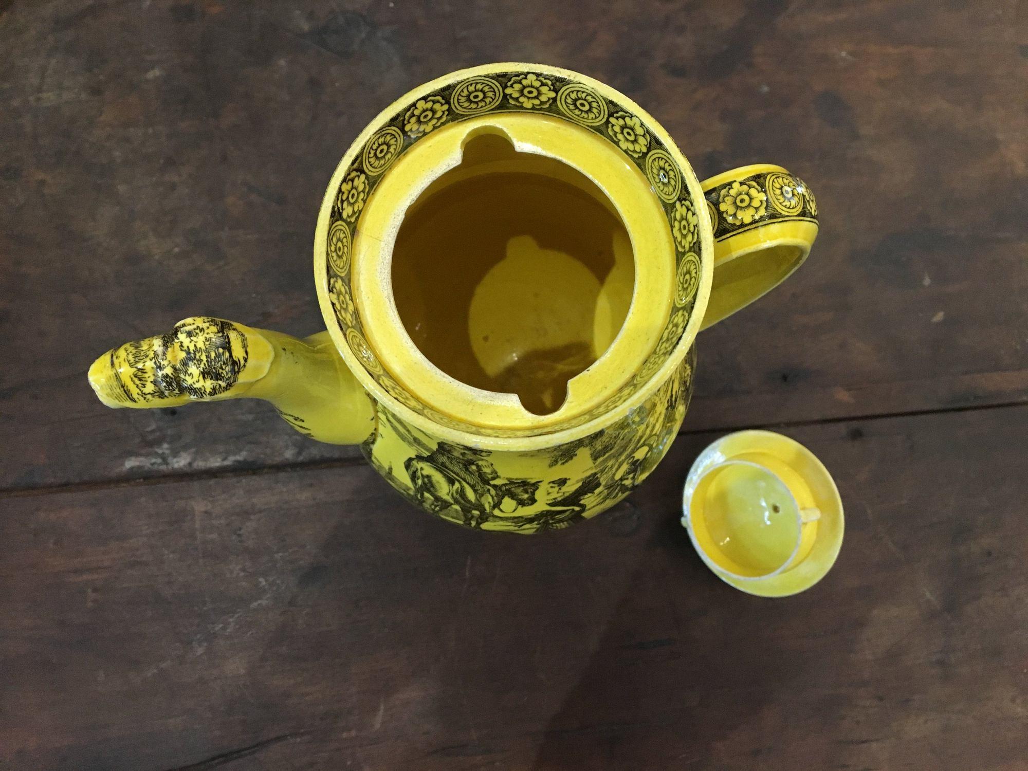 Rare Canary Yellow Creil Coffee Pot, 1815-1820 In Good Condition In Doylestown, PA