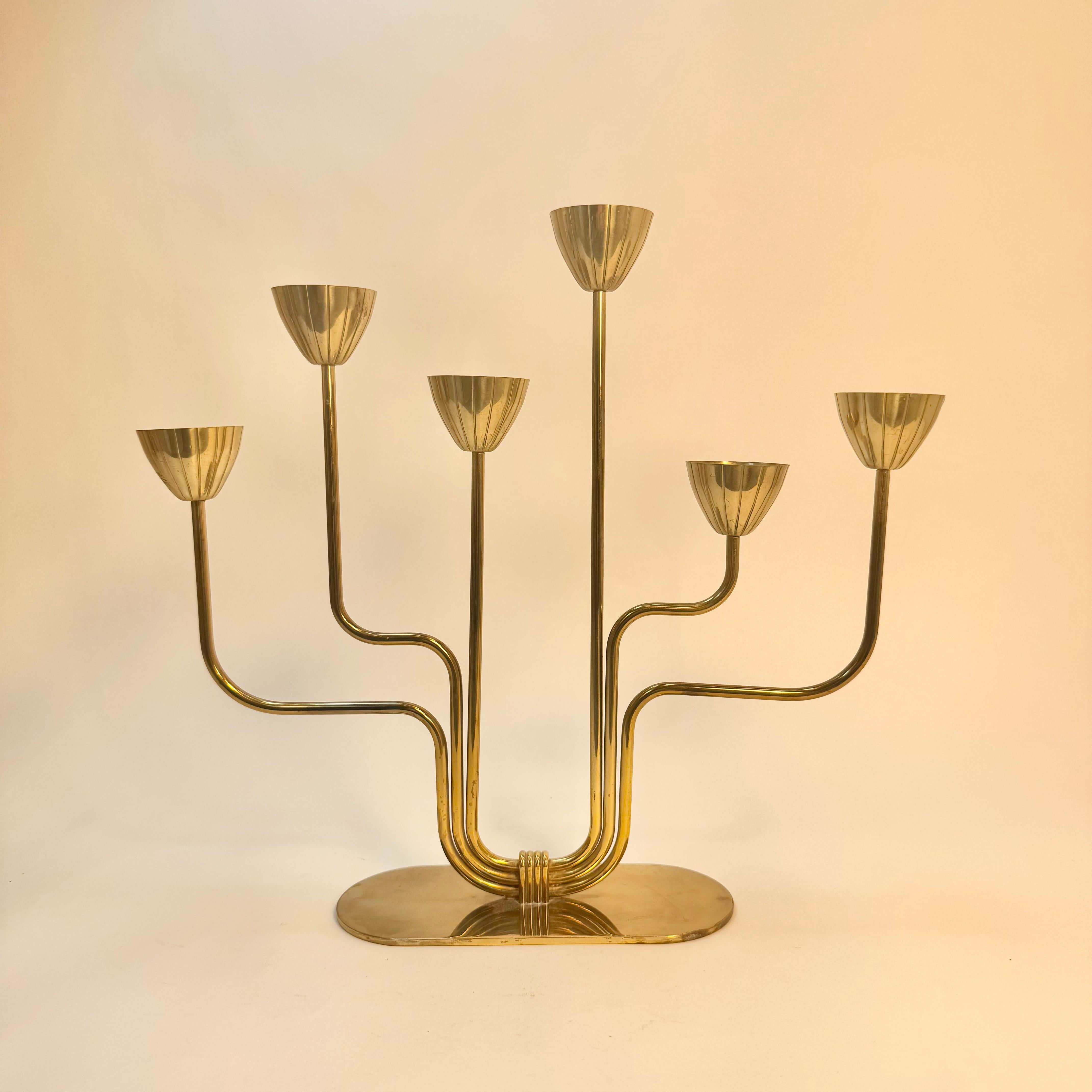 Un raro candelabro in ottone disegnato da Gunnar Ander e prodotto da Ystad-Metall, Svezia, anni '50 circa.