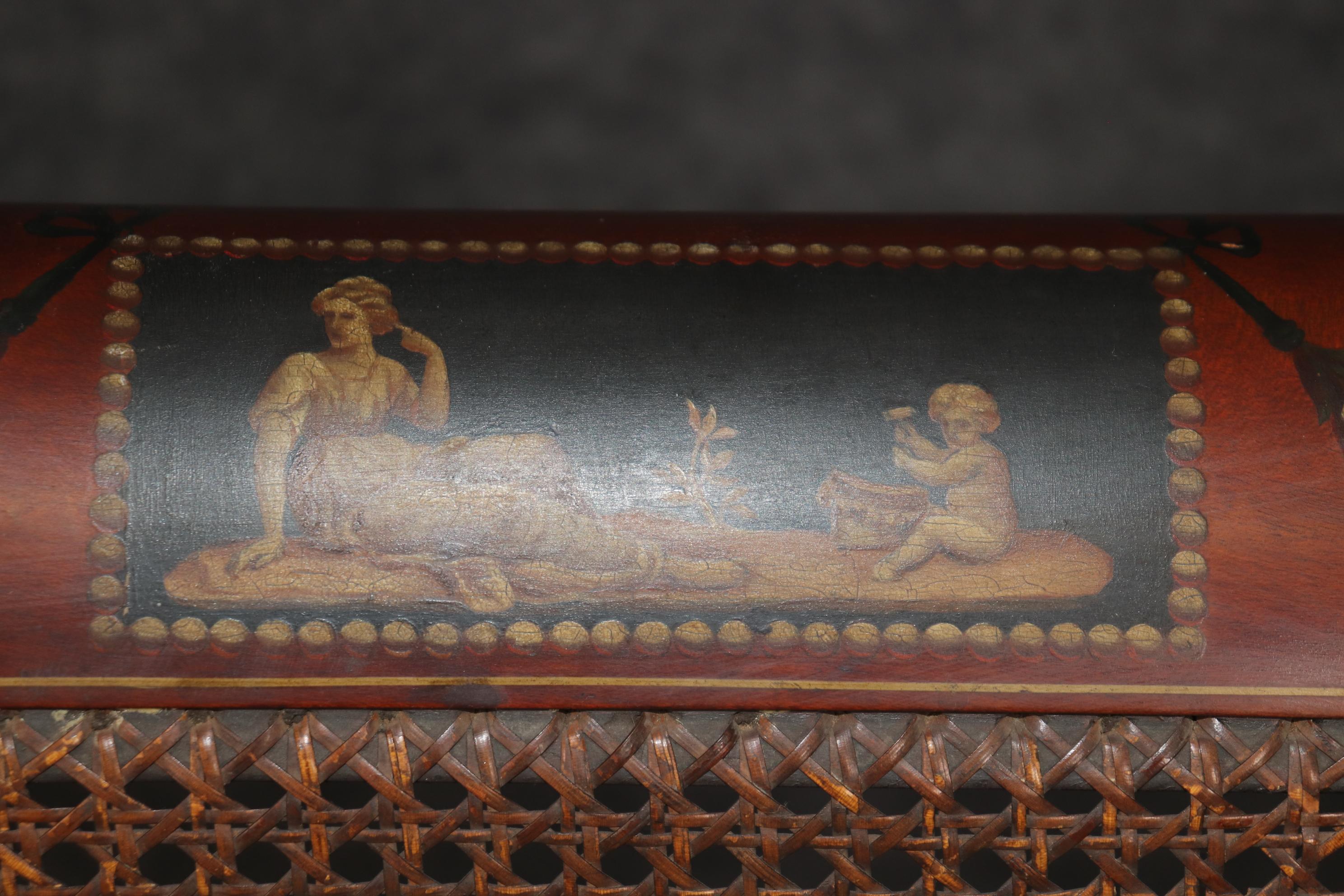 Si tratta di una fantastica panca realizzata in Inghilterra e caratterizzata da dettagli decorati con vernice. I pannelli di canne hanno bisogno di qualche attenzione o possono essere lasciati in pace per quanto riguarda i loro danni che sono
