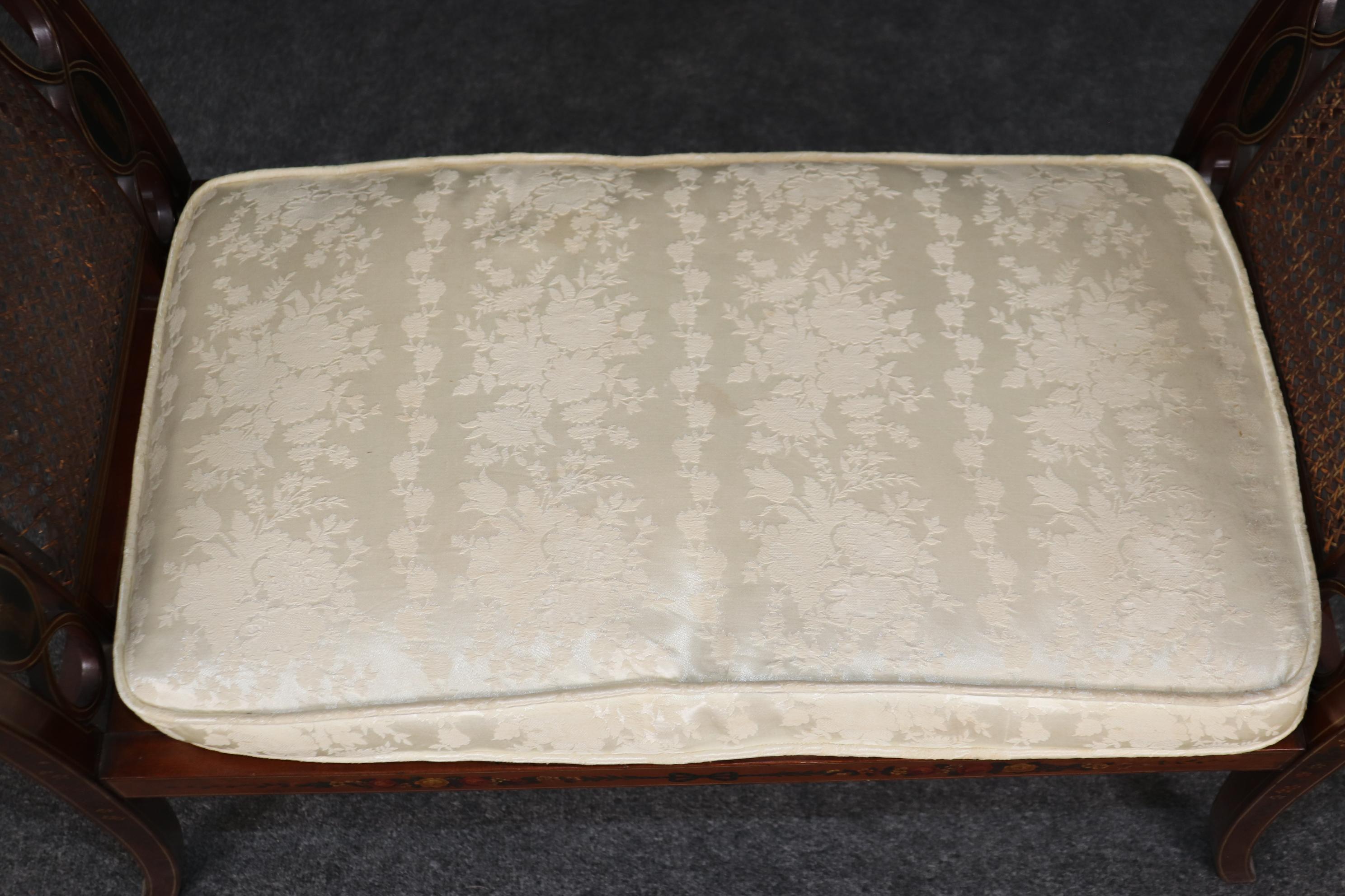 Raro sgabello imbottito in canna e seta decorato con vernice Adams Circa 1900 in vendita 1