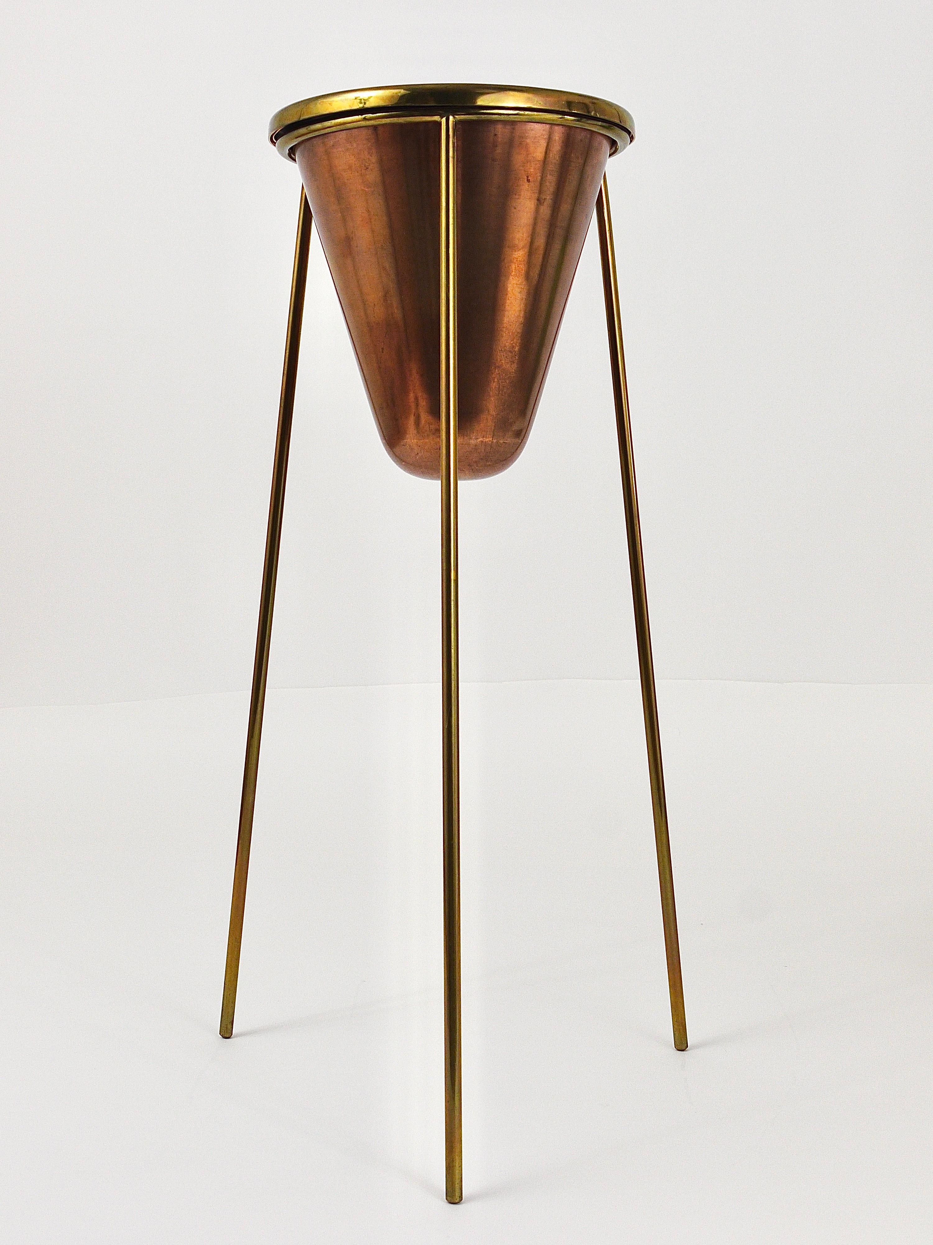 Ein seltener modernistischer Standaschenbecher aus den 1950er Jahren, entworfen und ausgeführt von Carl Auböck, Wien. Die Schale dieses schönen und authentischen Aschenbechers ist aus Kupfer, der dreibeinige Sockel und der Ring an der Oberseite sind