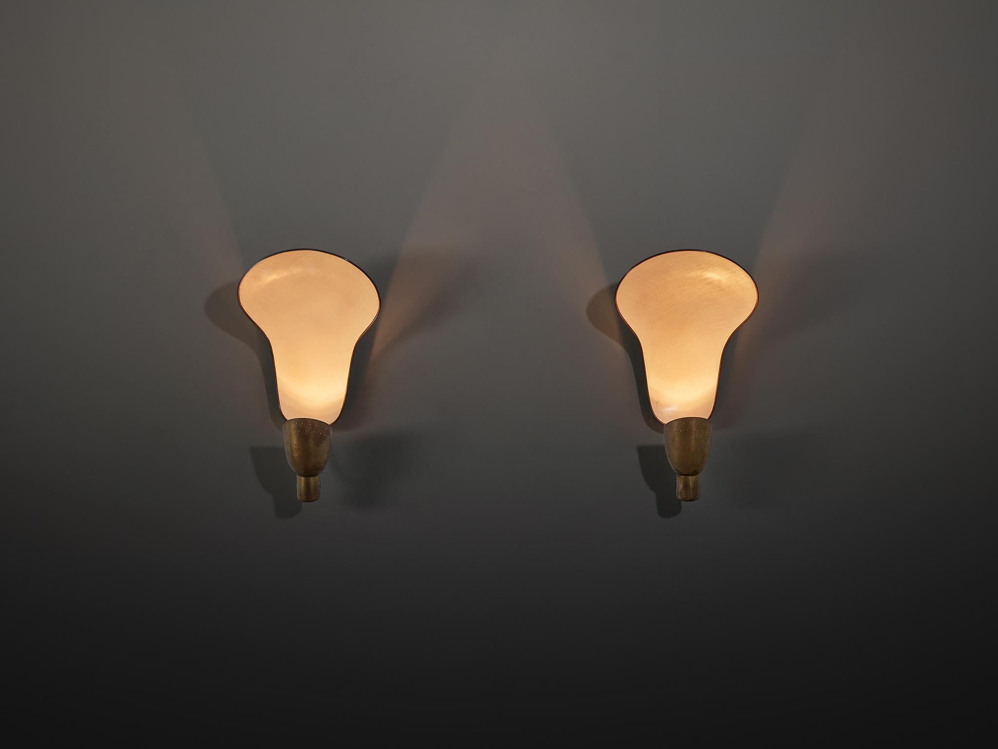 Scandinavo moderno Rara coppia di applique Carl-Axel Acking '5029' con paralumi organici in ottone in vendita