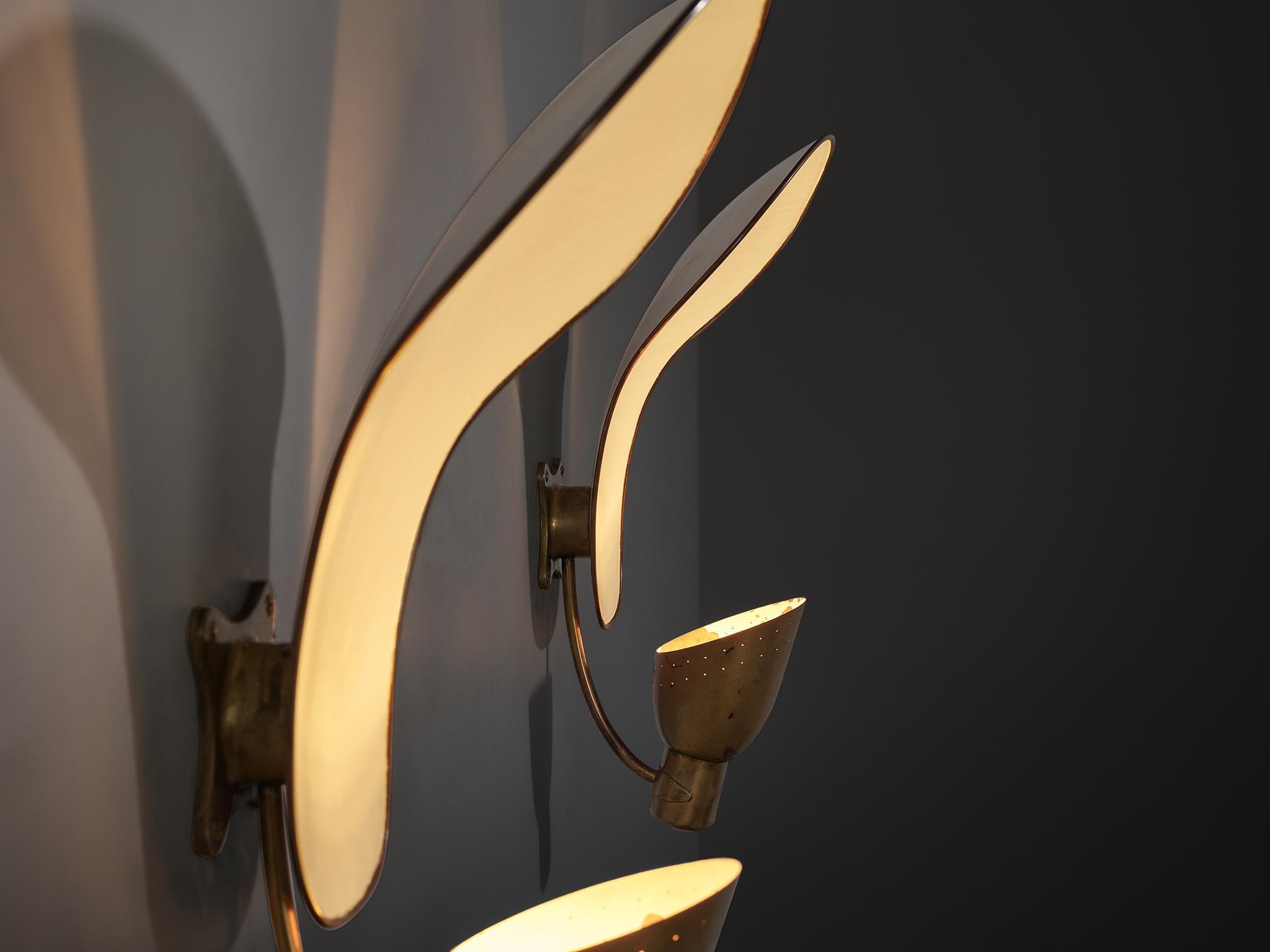 Svedese Rara coppia di applique Carl-Axel Acking '5029' con paralumi organici in ottone in vendita