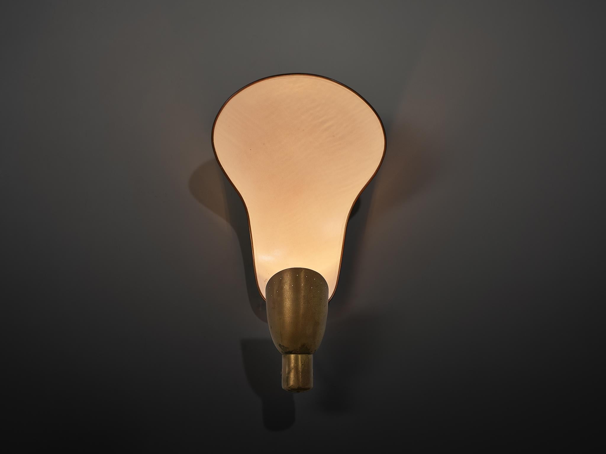 Rara coppia di applique Carl-Axel Acking '5029' con paralumi organici in ottone In condizioni buone in vendita a Waalwijk, NL