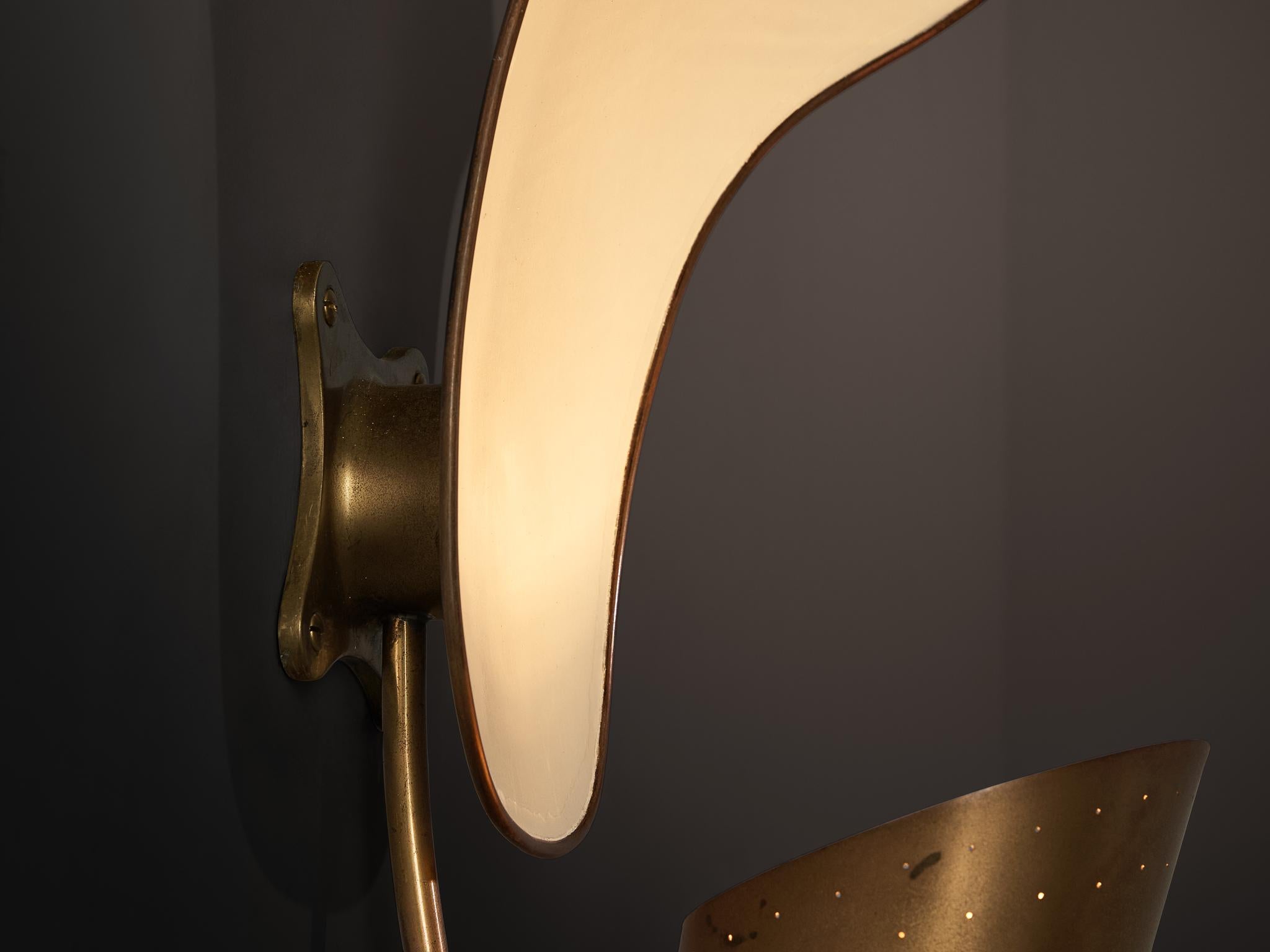 Metà XX secolo Rara coppia di applique Carl-Axel Acking '5029' con paralumi organici in ottone in vendita