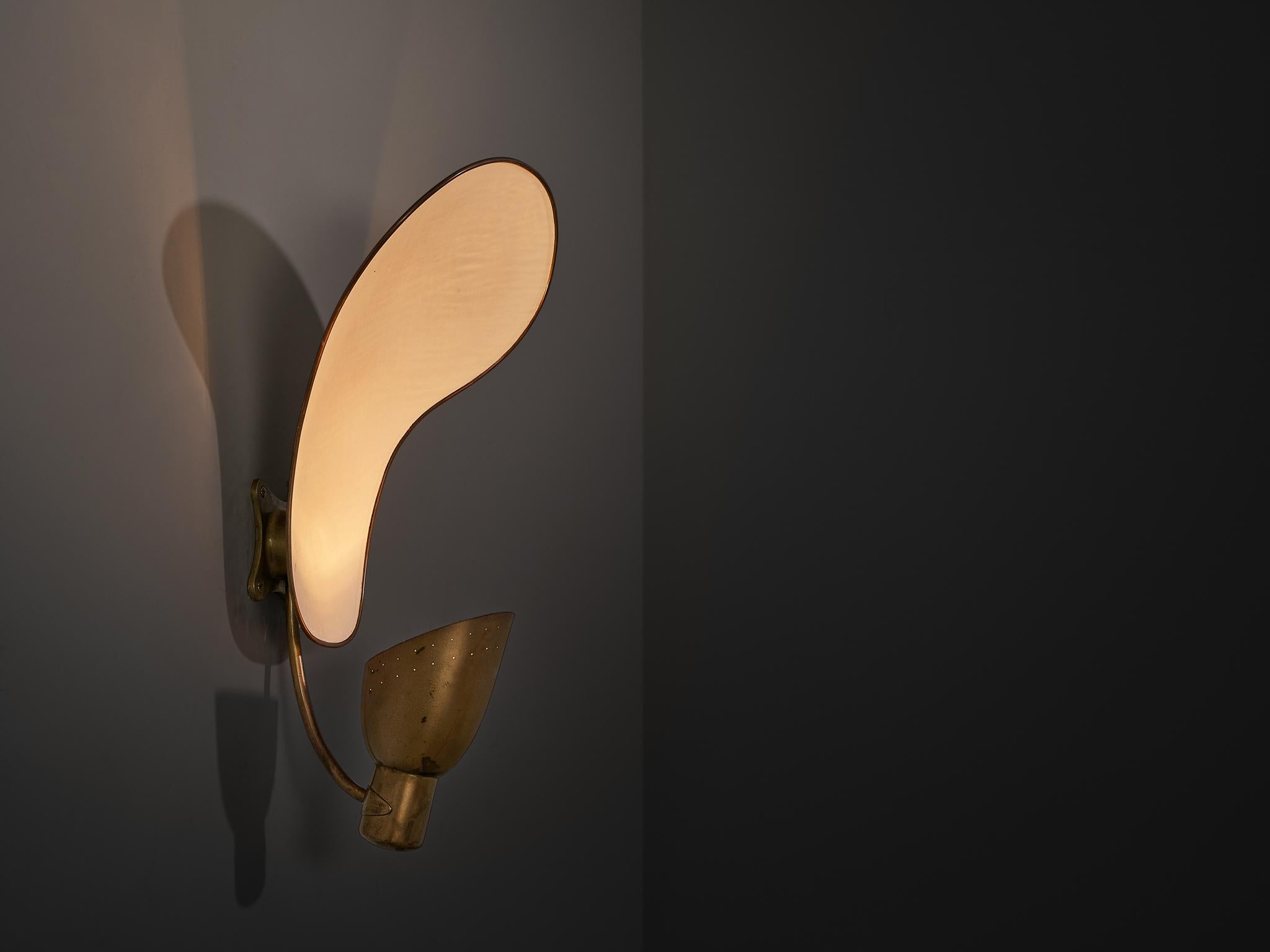 Rara coppia di applique Carl-Axel Acking '5029' con paralumi organici in ottone in vendita 1