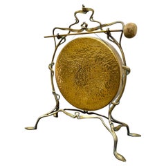 Raro gong de mesa de latón martillado de estilo Jugendstil de Carl Deffner, Alemania, hacia 1900