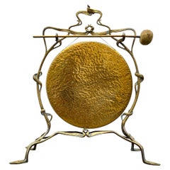 Raro gong de mesa de latón martillado de estilo Jugendstil de Carl Deffner, Alemania, hacia 1900