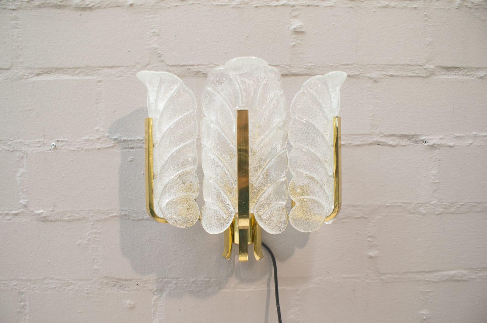 Carl Fagerlund Orrefors chandelier glass leaves and brass, three-light, circa 1960s, Sweden.

With patina, in full working order and ready to install. 

It can be used with a dimmer. 

3x E14 Edison bulbs.
 