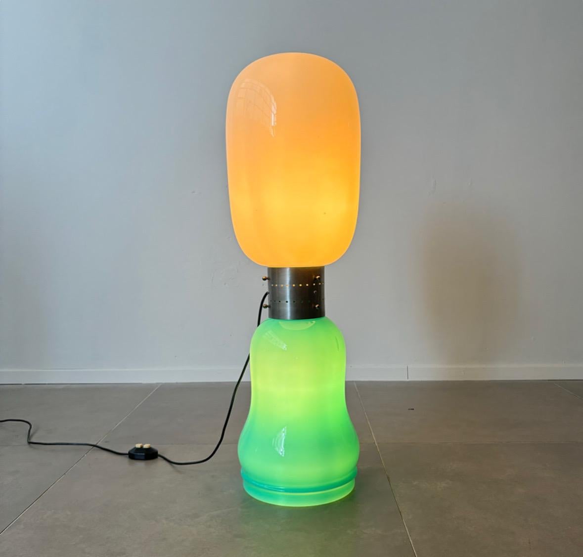 Rara lampada da terra Carlo Nason 'Birillo' per A.V. Mazzega, anni '60, Italia
-
Dimensioni: (cm)
D30 H100
-
Carlo Nason è un rinomato designer di vetro italiano, famoso per le sue creazioni innovative ed eleganti. Nato in una famiglia con una