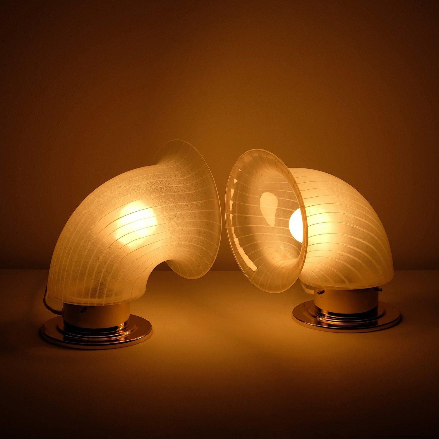 Seltene Carlo-Nason-Nebelhorn-Tischlampen für Mazegga. Schöne Murano-Glasschirme auf vermessingten Ständern. Kann als festverdrahteter Wandleuchter modifiziert werden. 40-60 Watt E-14 (europäische Glühbirne) oder höher, wenn LED/CFL.

Geprüfte