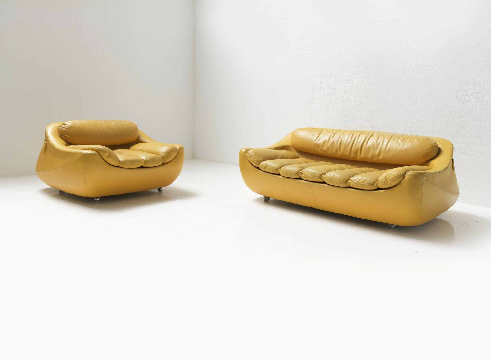Exceptional rare ‘Carrera’ loungeset.
Designed by Gionathan de Pas, Donato D’Urbino & Paolo Lomazzi and produced by BBB Bonancina, Italy 1969

Stunning shaped low sofa’s. Still in their original yellow leather.
Mint vintage condition.

Only
