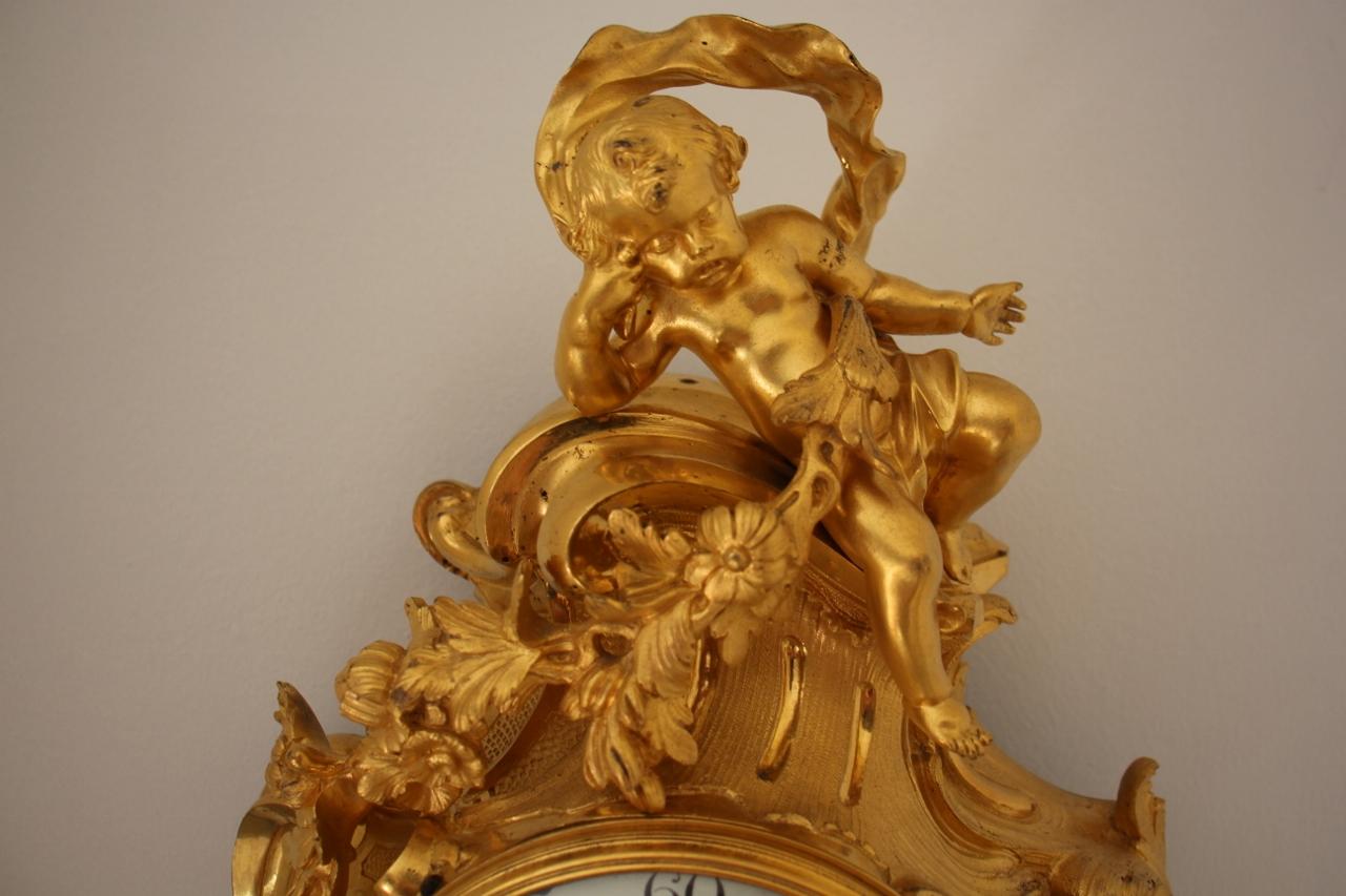 Rare cartel to pose, in very finely chiseled and gilded bronze. The dial signed Norman in Paris. ringtone on demand. With decoration, with the amortization, of a dozing love, holding a garland of flowers, on the side a dragon or a phoenix. The