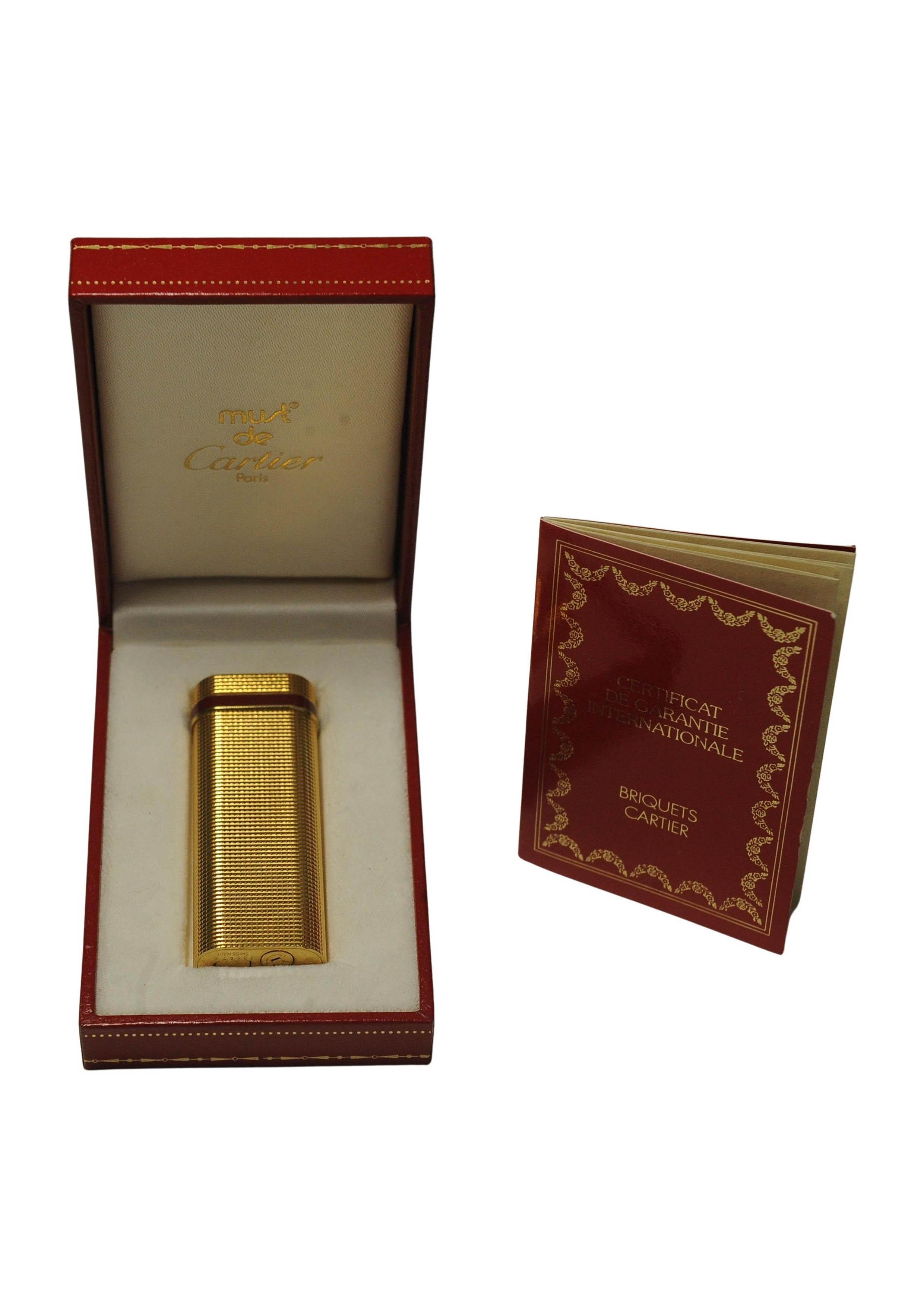 Metallo Raro accendisigari Cartier in oro 18ct con scatola e garanzia Cartier in vendita