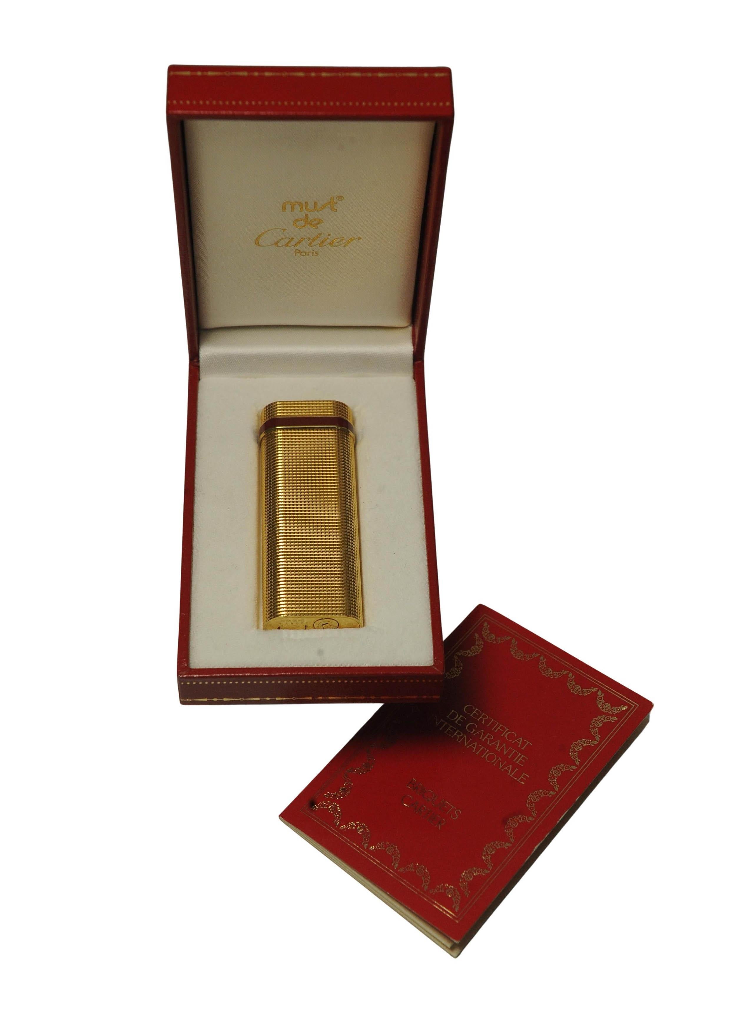 Accendino Godron di Cartier placcato oro 18ct in scatola originale Cartier anni '80

L'accendino è stato revisionato

Marcato Cartier Paris alla base dell'accendino 

Completo di scatola originale, istruzioni 

