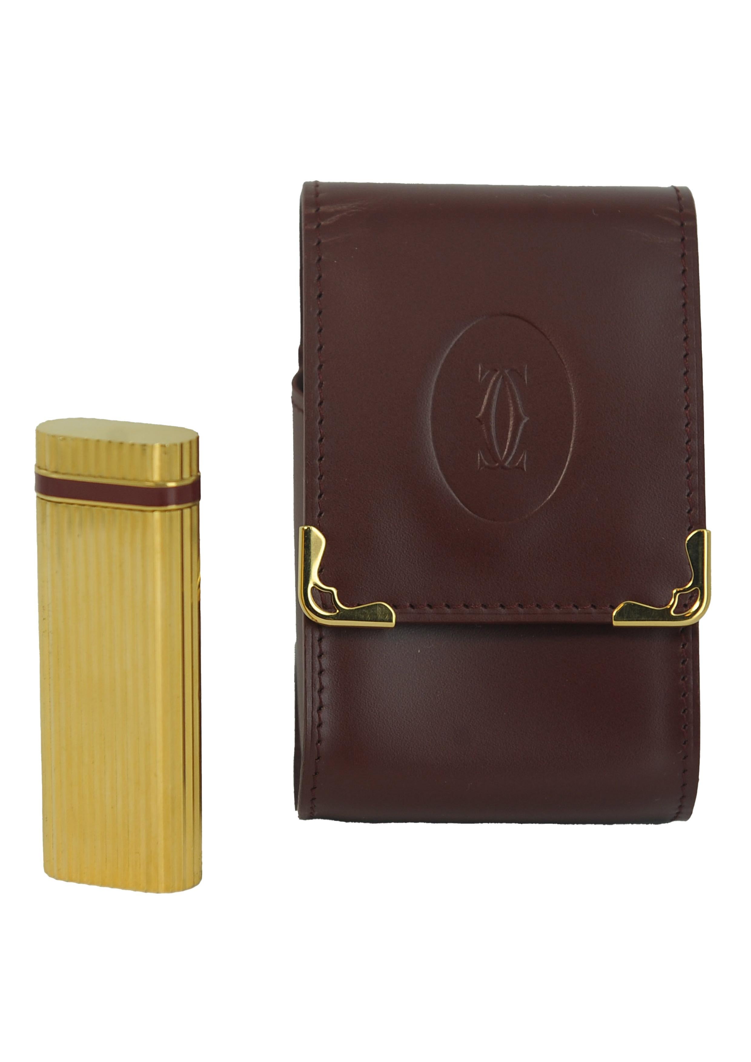 Raro accendino Godron placcato oro 18ct Cartier e portasigarette Cartier in pelle in vendita 3