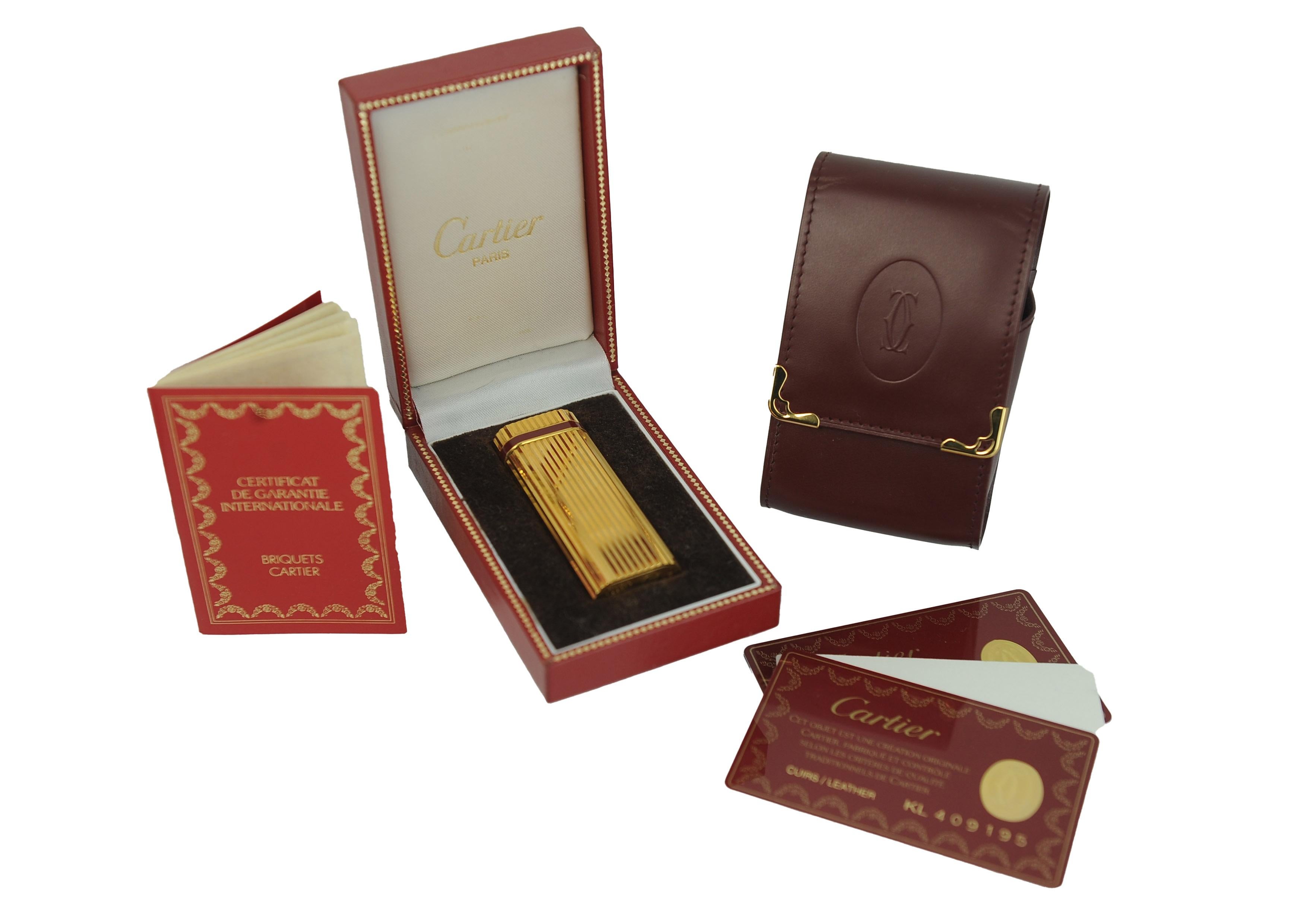 Francese Raro accendino Godron placcato oro 18ct Cartier e portasigarette Cartier in pelle in vendita