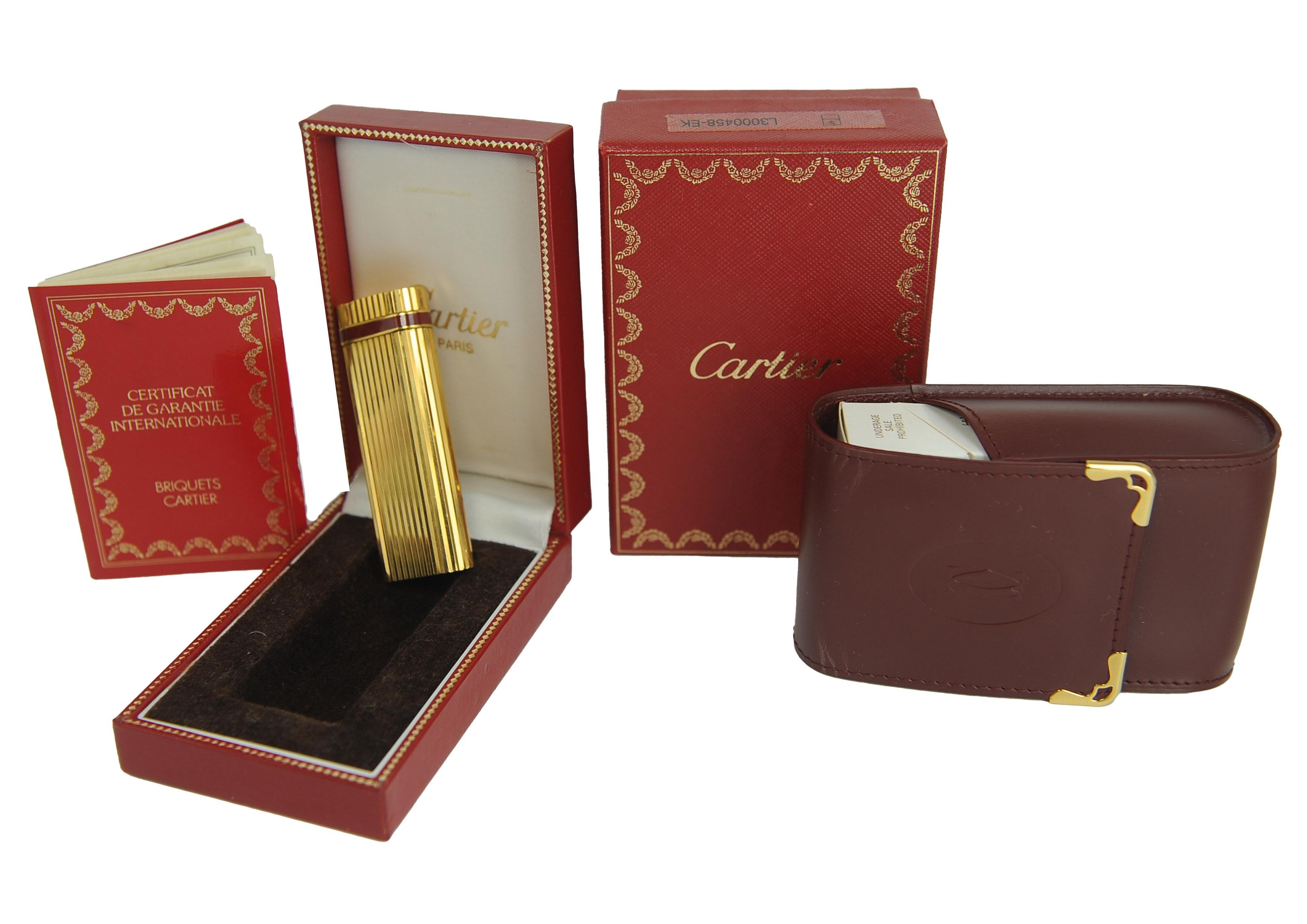 Raro accendino Godron placcato oro 18ct Cartier e portasigarette Cartier in pelle In condizioni buone in vendita a Reading, Berkshire