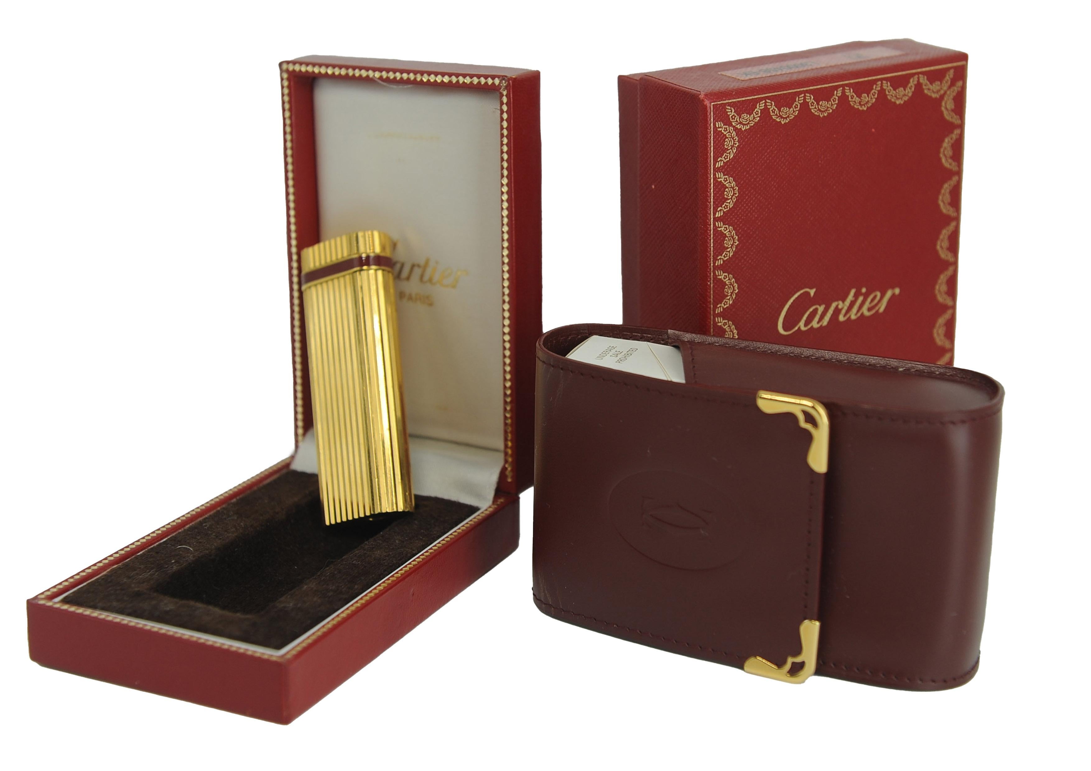 Metallo Raro accendino Godron placcato oro 18ct Cartier e portasigarette Cartier in pelle in vendita