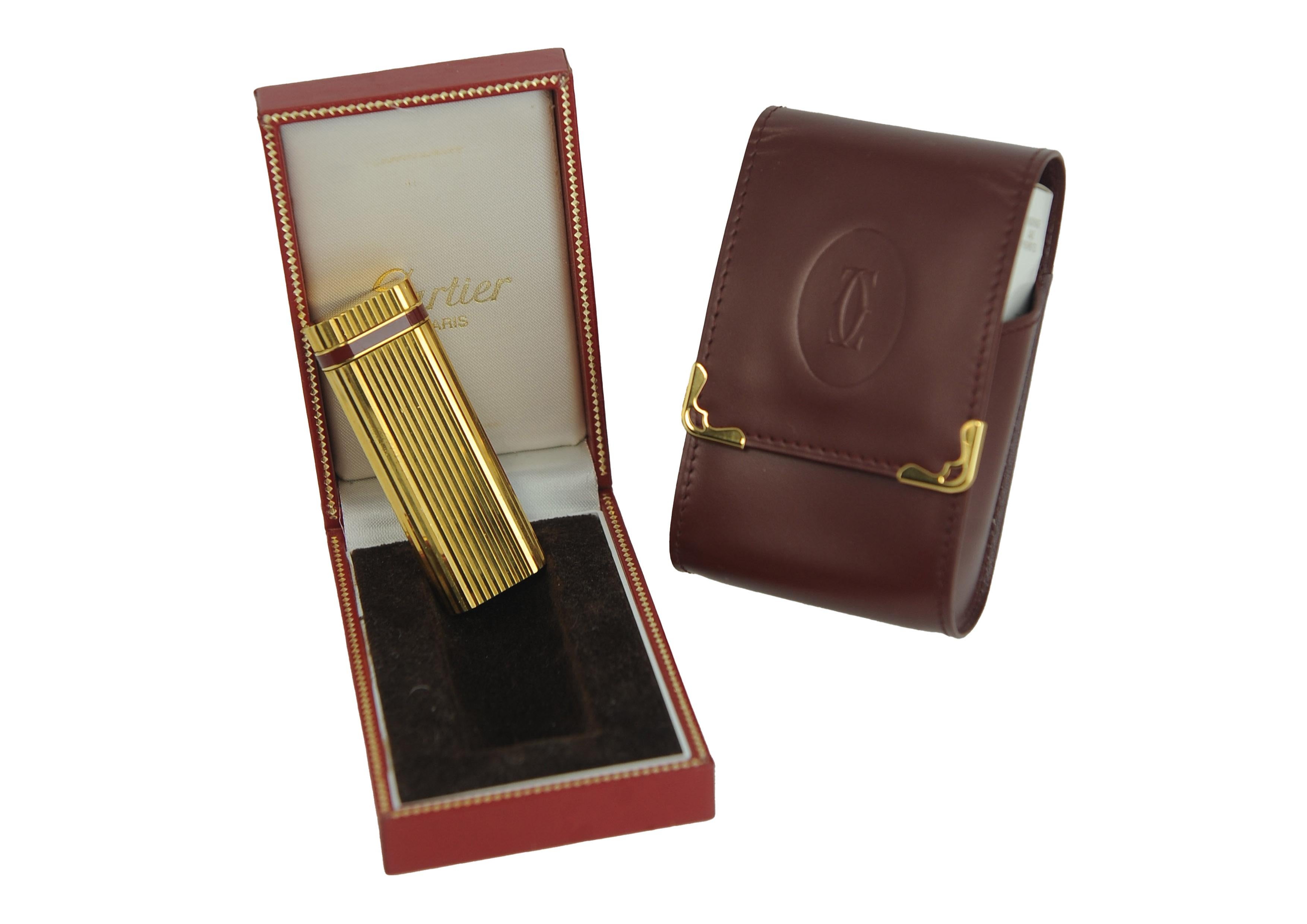 Raro accendino Godron placcato oro 18ct Cartier e portasigarette Cartier in pelle in vendita 1