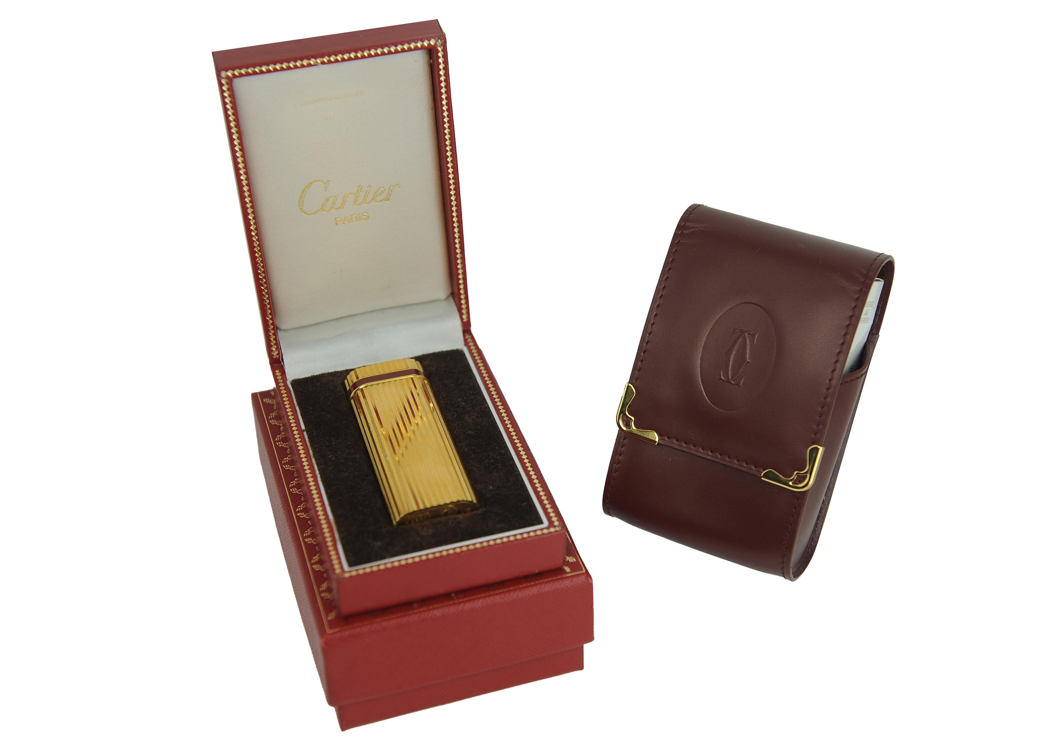 Raro accendino Godron placcato oro 18ct Cartier e portasigarette Cartier in pelle in vendita 2