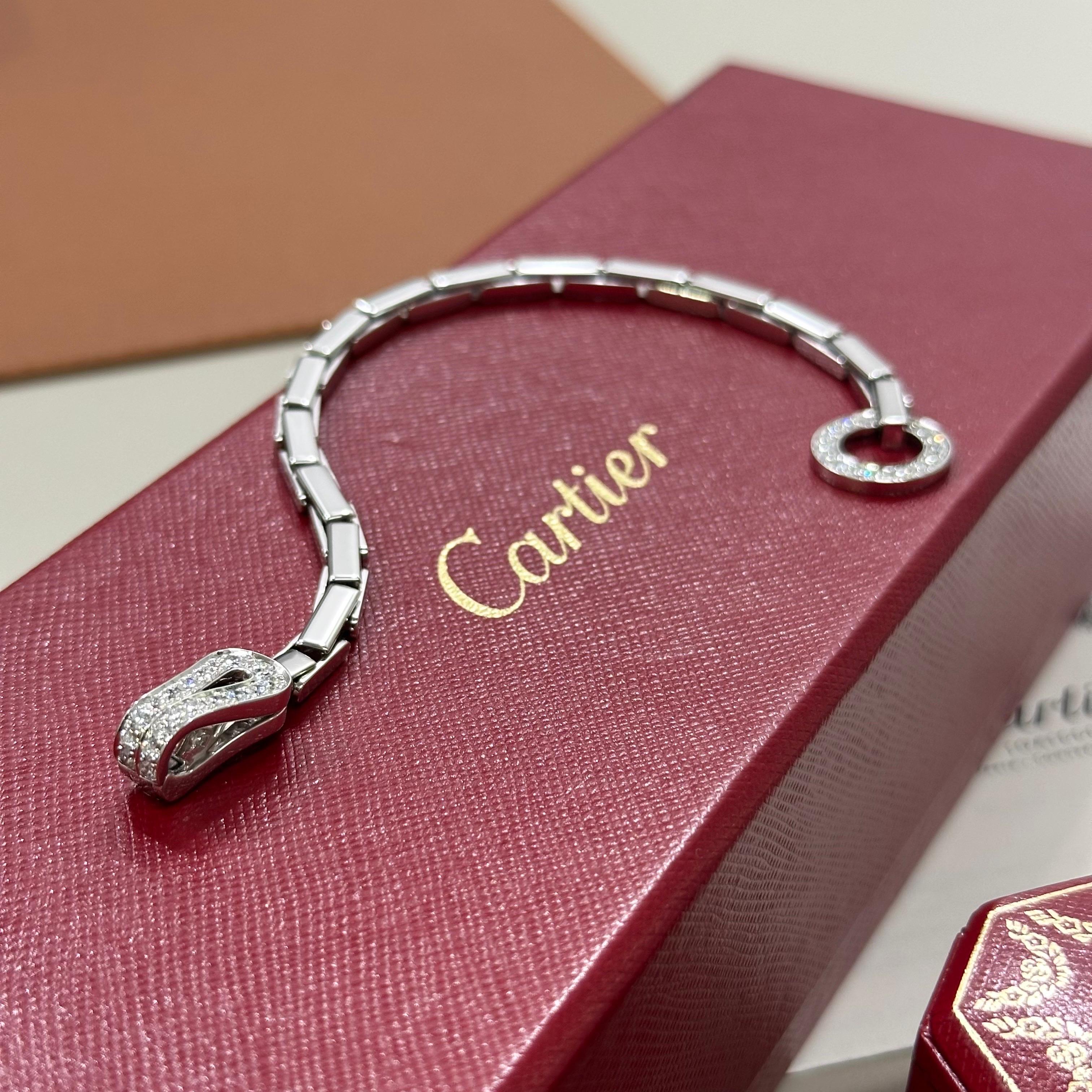 Rare bracelet Agrafe de Cartier serti de diamants en or blanc Rare bijoux de Cartier en vente 6