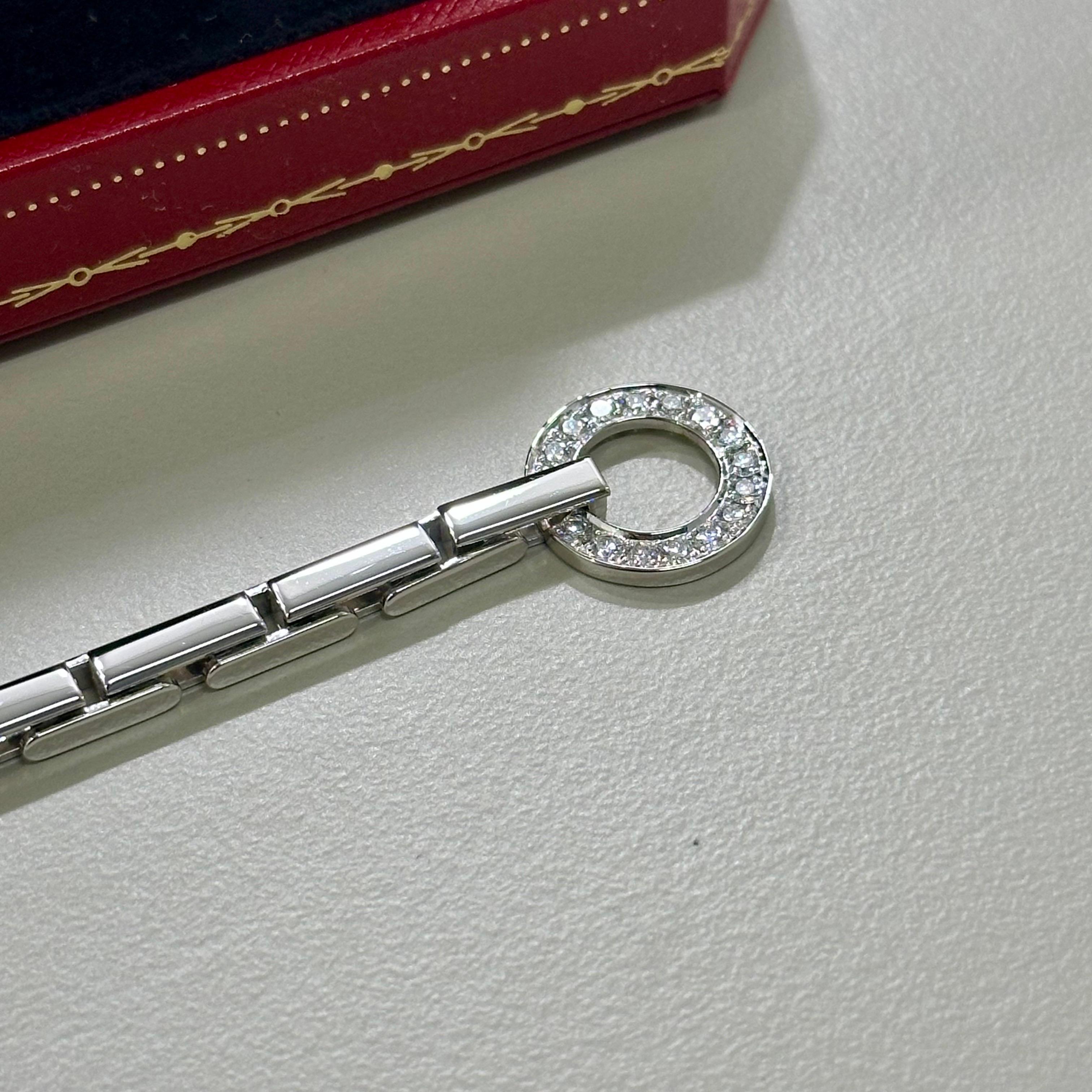 Bracelet Agrafe en or blanc 18ct serti de diamants de Cartier

Elegant, raffiné et indéniablement propre à Cartier, cet exquis bracelet Agrafe est une déclaration de sophistication intemporelle. Réalisé en luxueux or blanc 18ct, ce modèle s'inspire