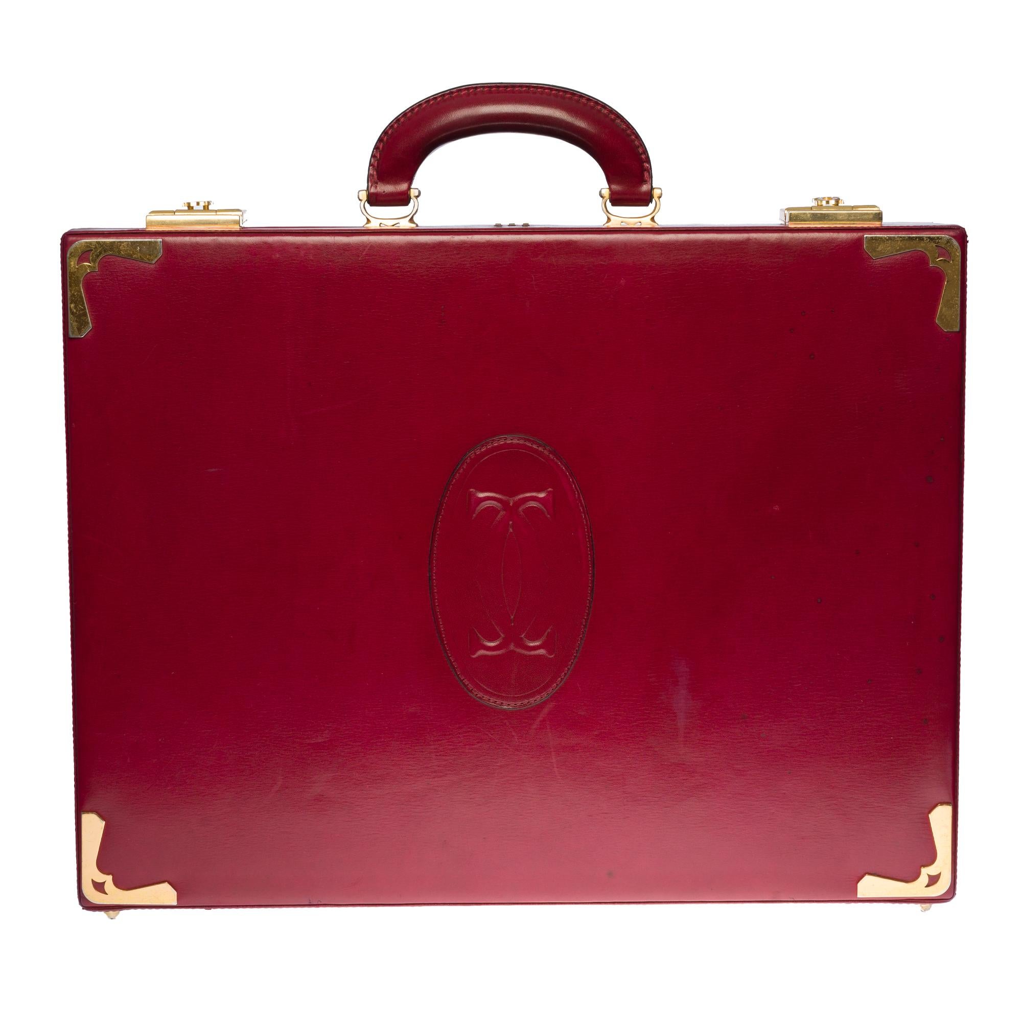 Superb collector’s Piece for collectors!

MUST DE CARTIER Attaché case in burgundy leather enhanced with the medallion logo.
Gold metal locks, fasteners and corners, burgundy leather handle, burgundy leather compartment inside.
Signature: 