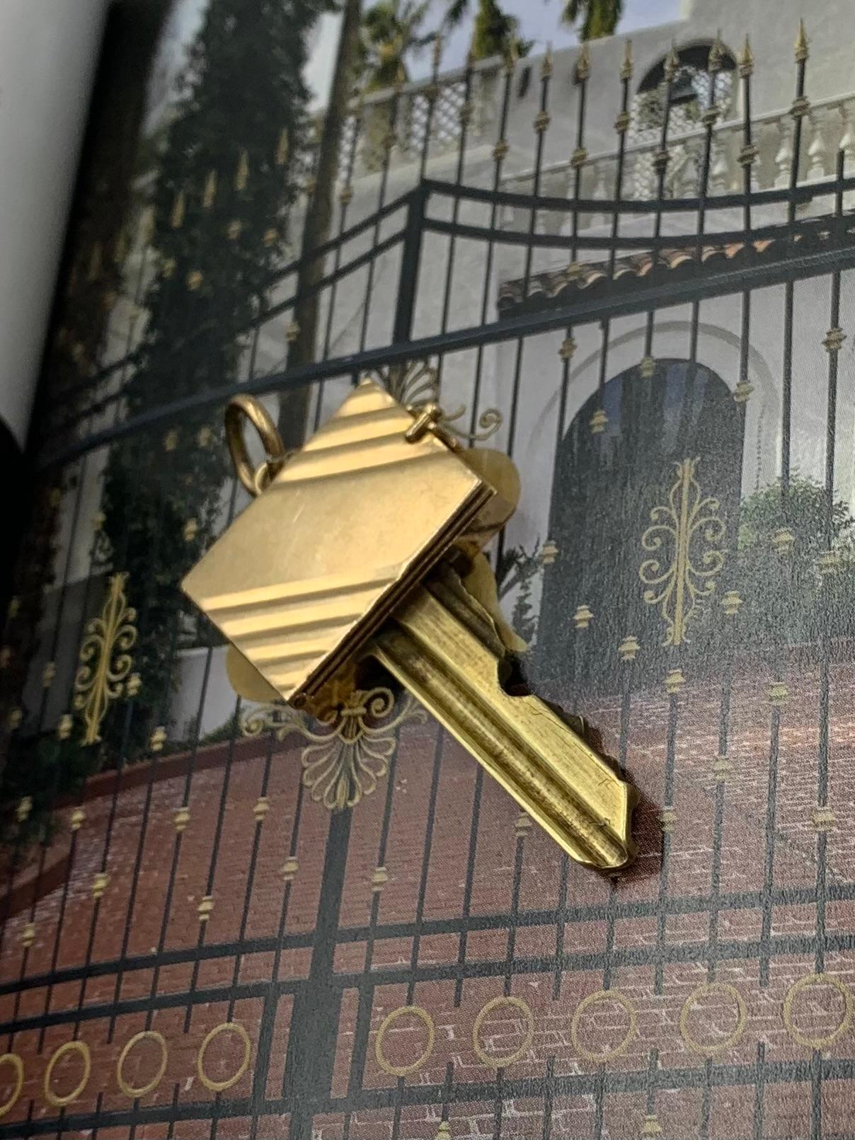 Seltene Cartier Mitte des 20. Jahrhunderts 14K Gelbgold Medaillon Buch-Schlüssel-Anhänger im Angebot 6