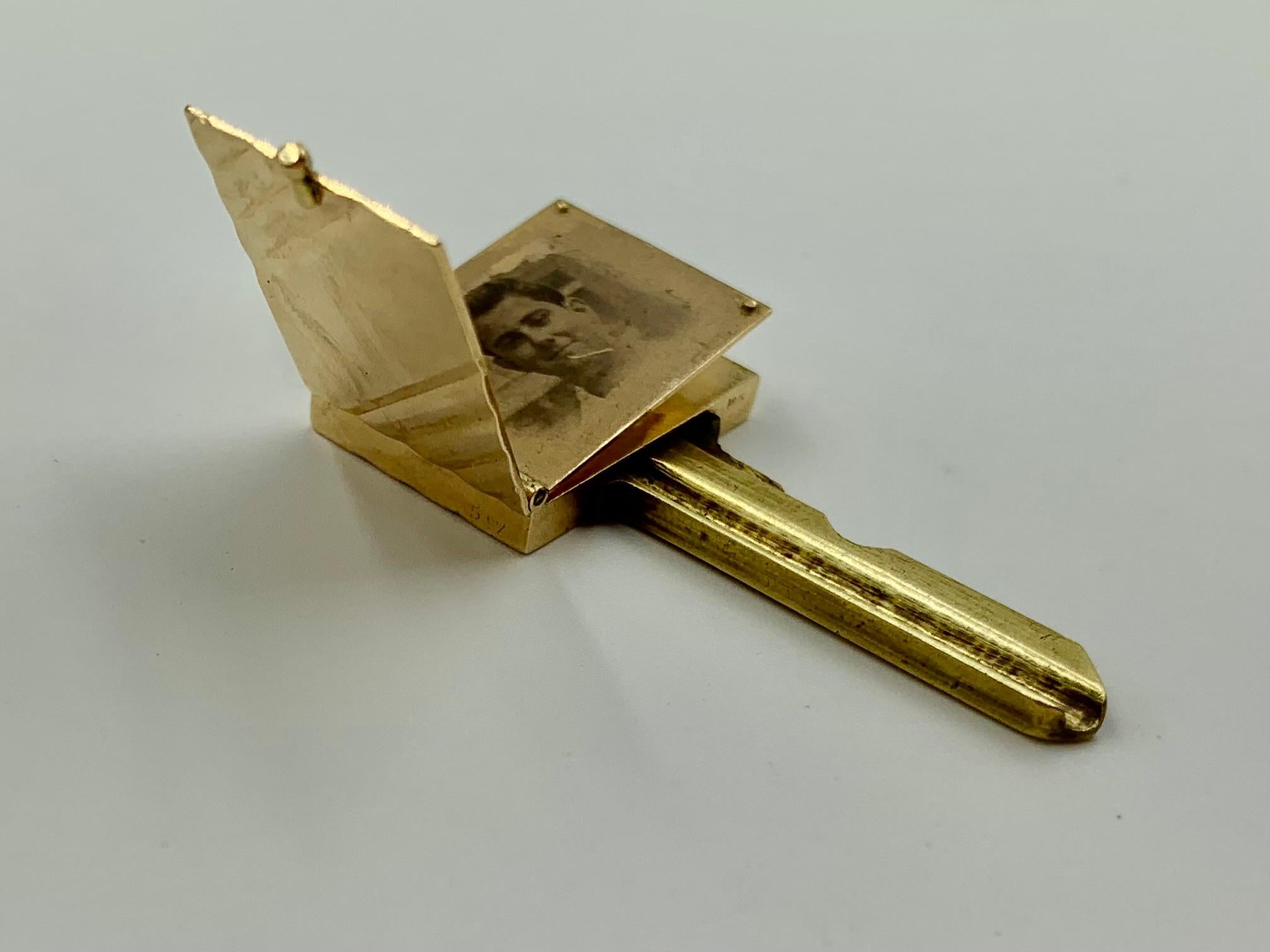 Seltene Cartier Mitte des 20. Jahrhunderts 14K Gelbgold Medaillon Buch-Schlüssel-Anhänger im Angebot 7