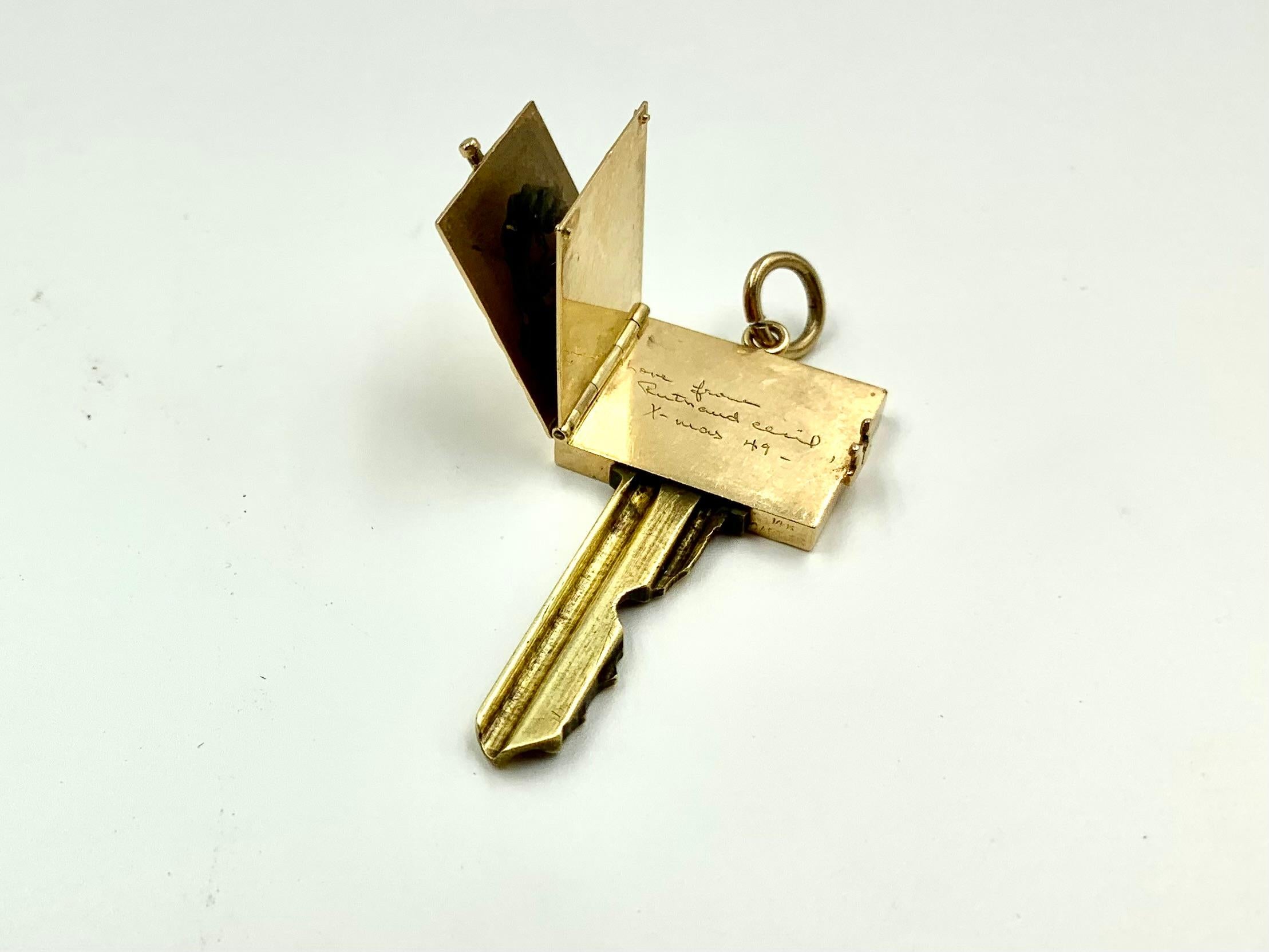 Seltene Cartier Mitte des 20. Jahrhunderts 14K Gelbgold Medaillon Buch-Schlüssel-Anhänger im Angebot 8