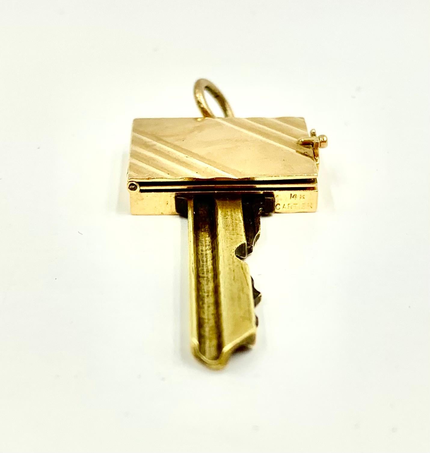 Seltene Cartier Mitte des 20. Jahrhunderts 14K Gelbgold Medaillon Buch-Schlüssel-Anhänger im Angebot 9