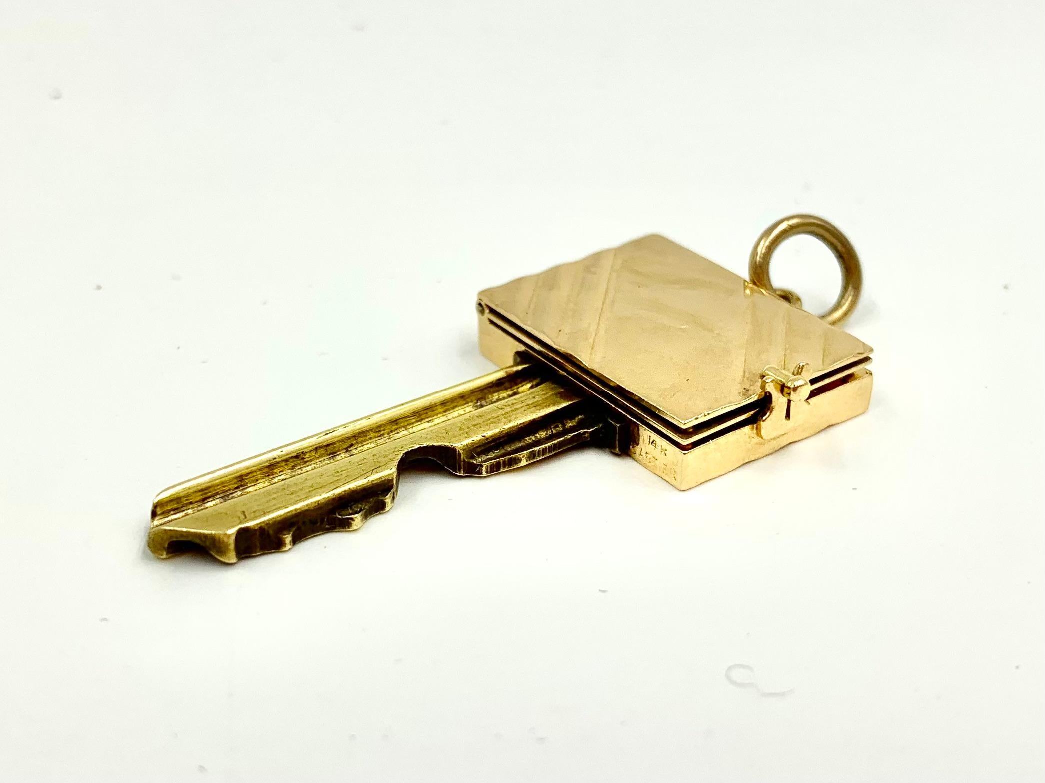 Seltene Cartier Mitte des 20. Jahrhunderts 14K Gelbgold Medaillon Buch-Schlüssel-Anhänger im Angebot 10